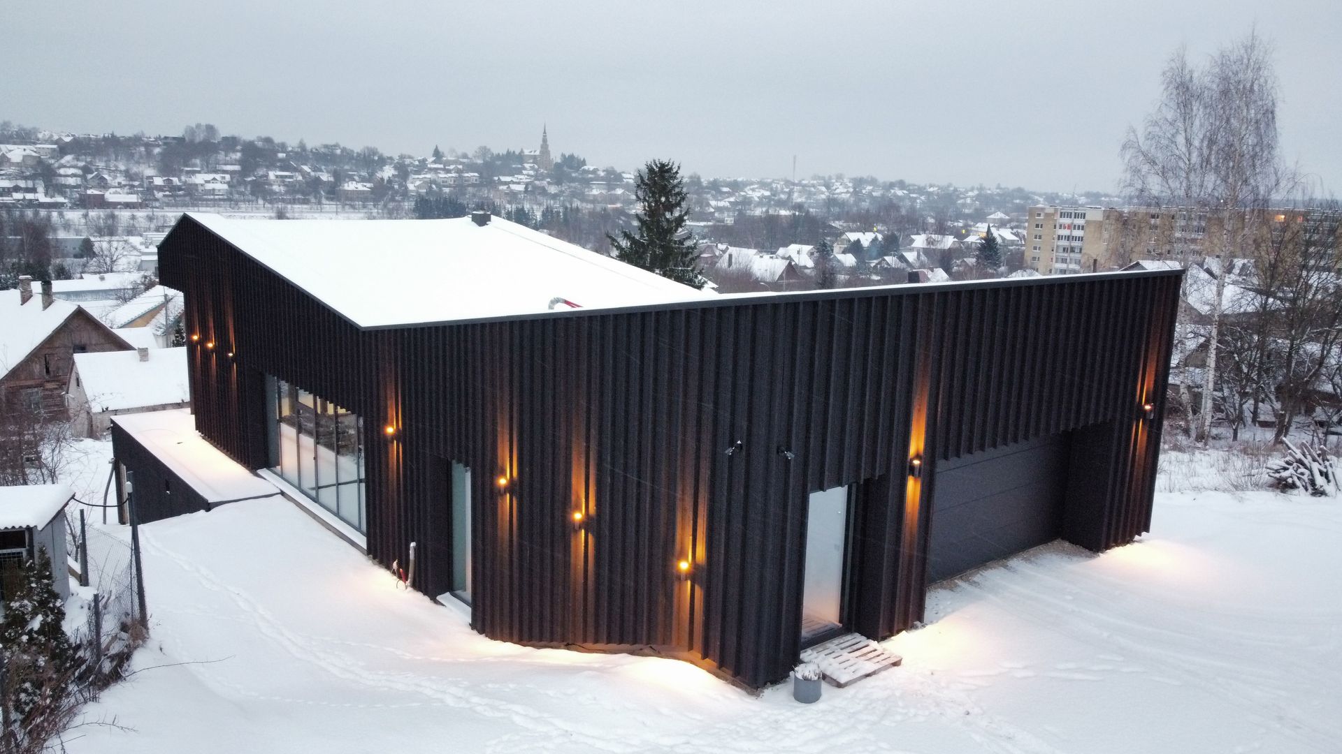 Namo sniege vaizdas iš oro.