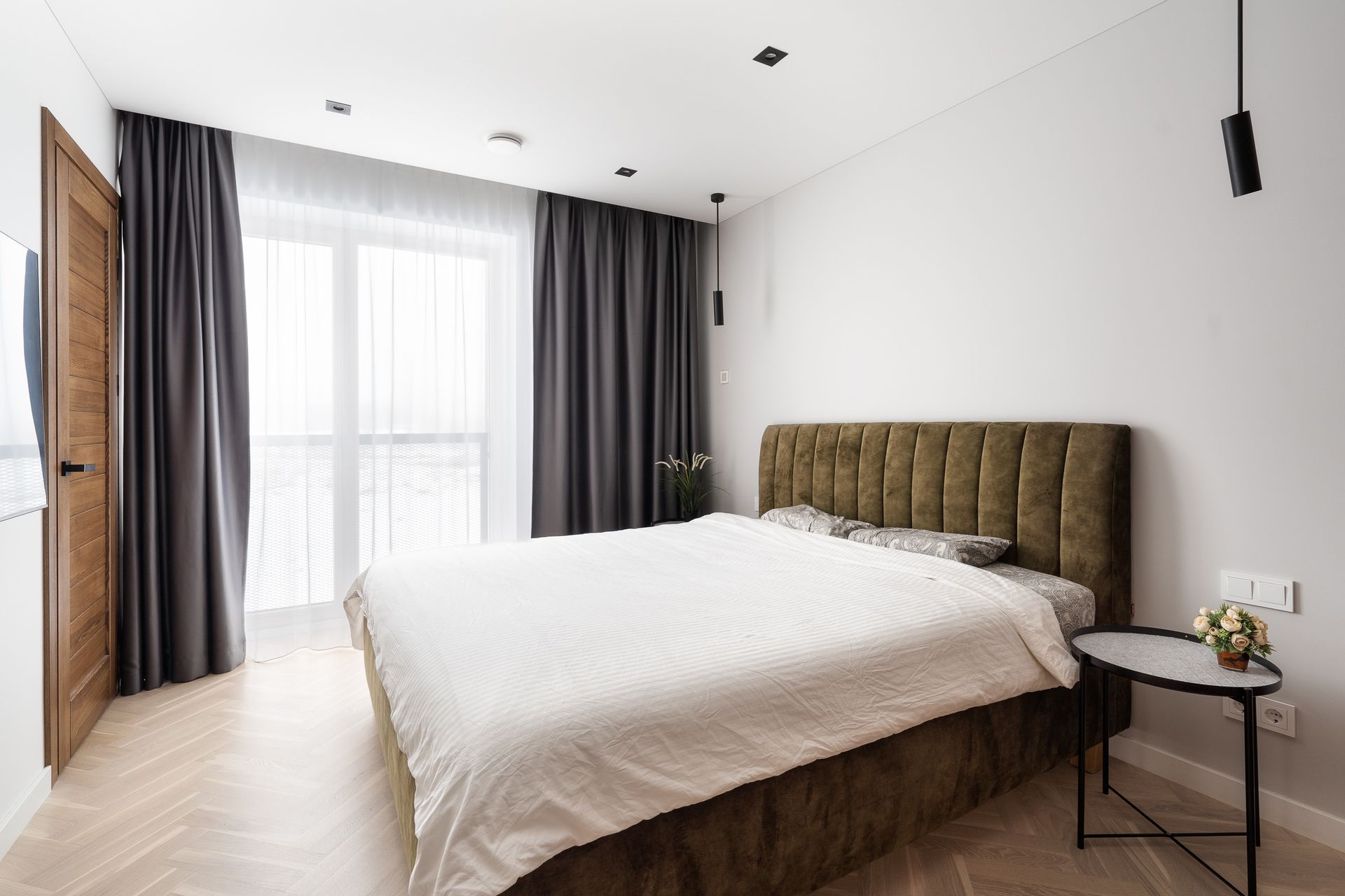 Kambario viduryje stovi didelė lova.