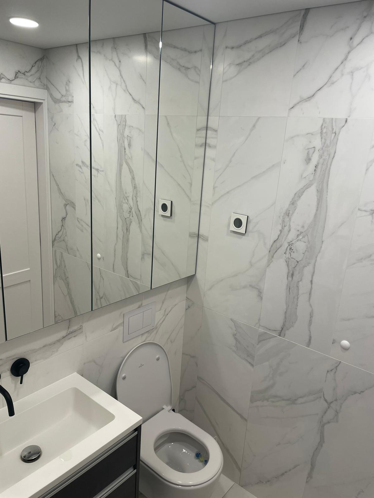 Vonios kambarys su tualetu, kriaukle ir veidrodžiais