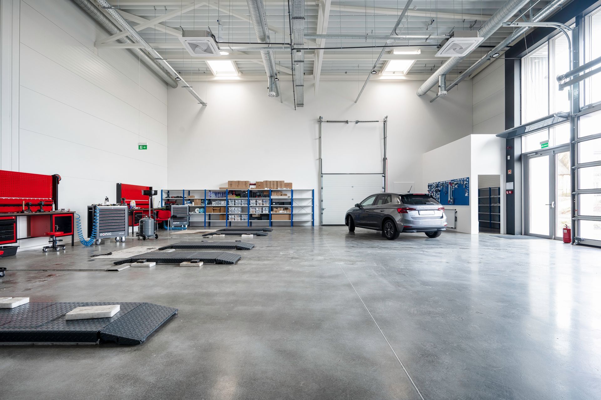 Automobilis stovi dideliame tuščiame garaže.