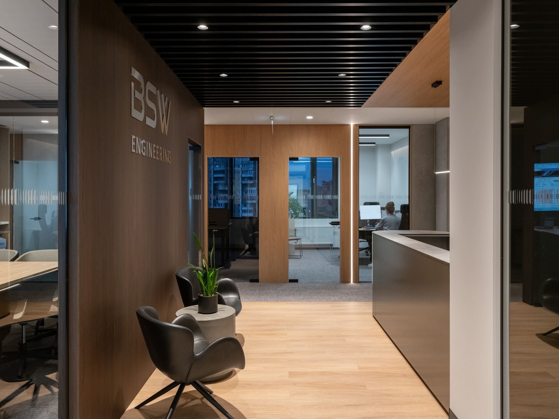 Vestibiulis su kėde ir stalu moderniame biure.