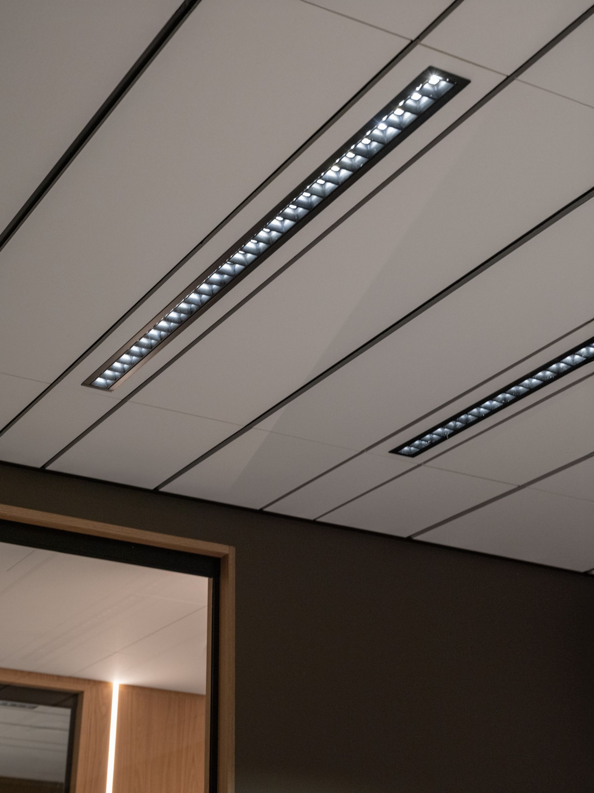 Lubos su daugybe šviestuvų