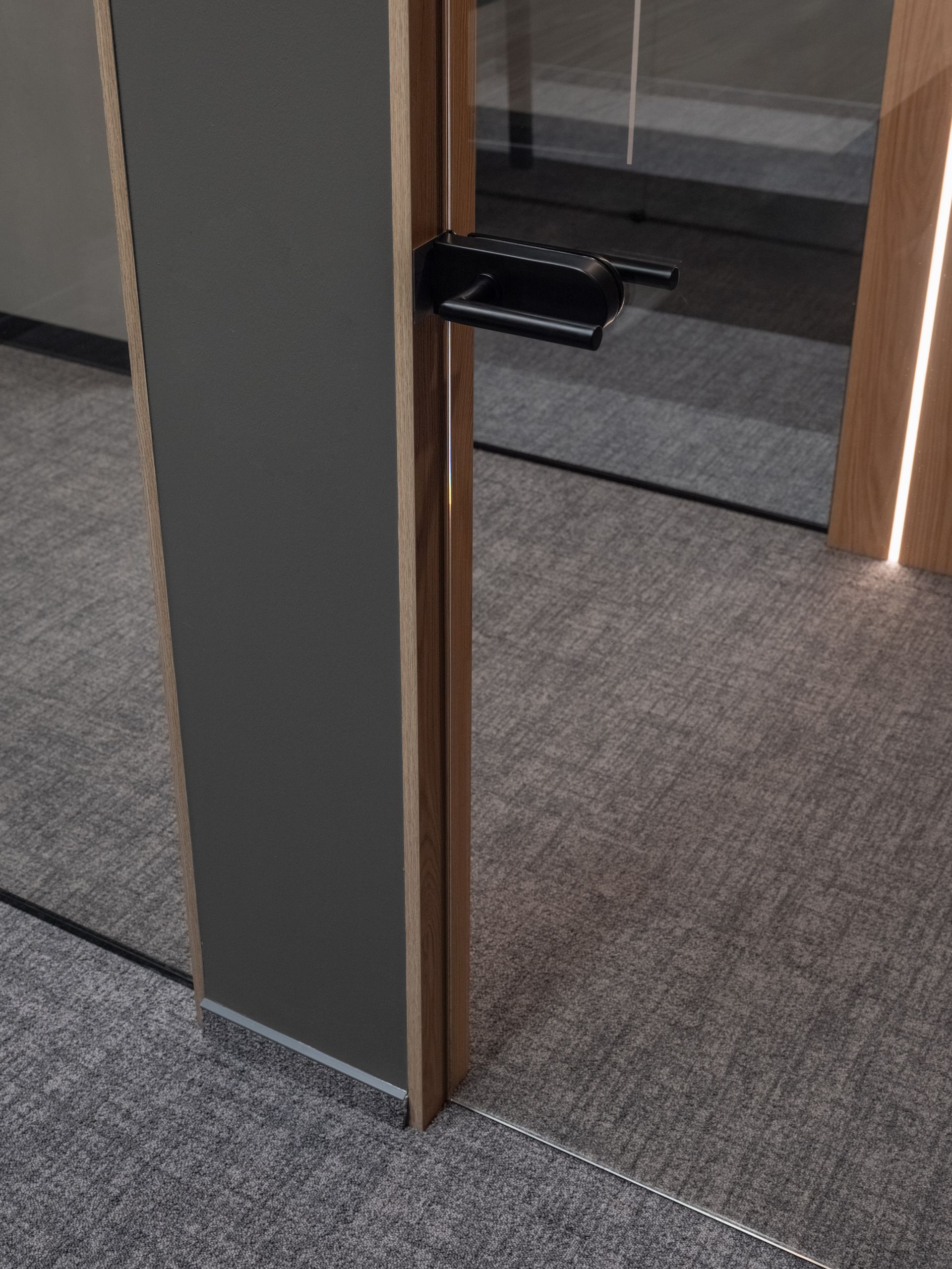 Kambario durų su rankena stambaus plano.