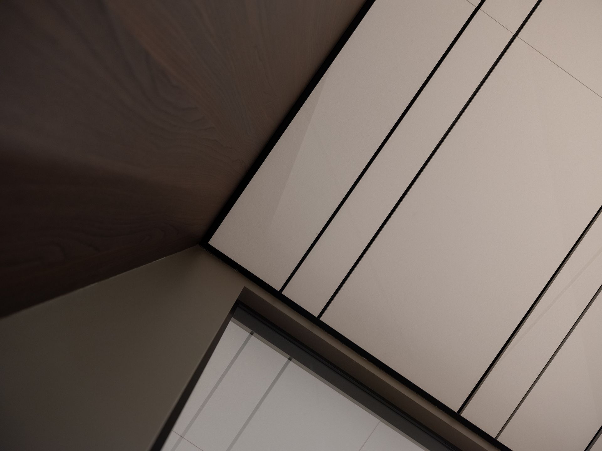 Kambario kampas su keliomis linijomis