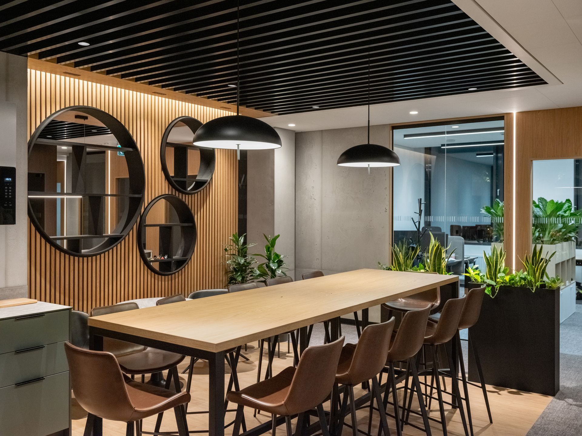 Kambaryje yra ilgas stalas ir kėdės.