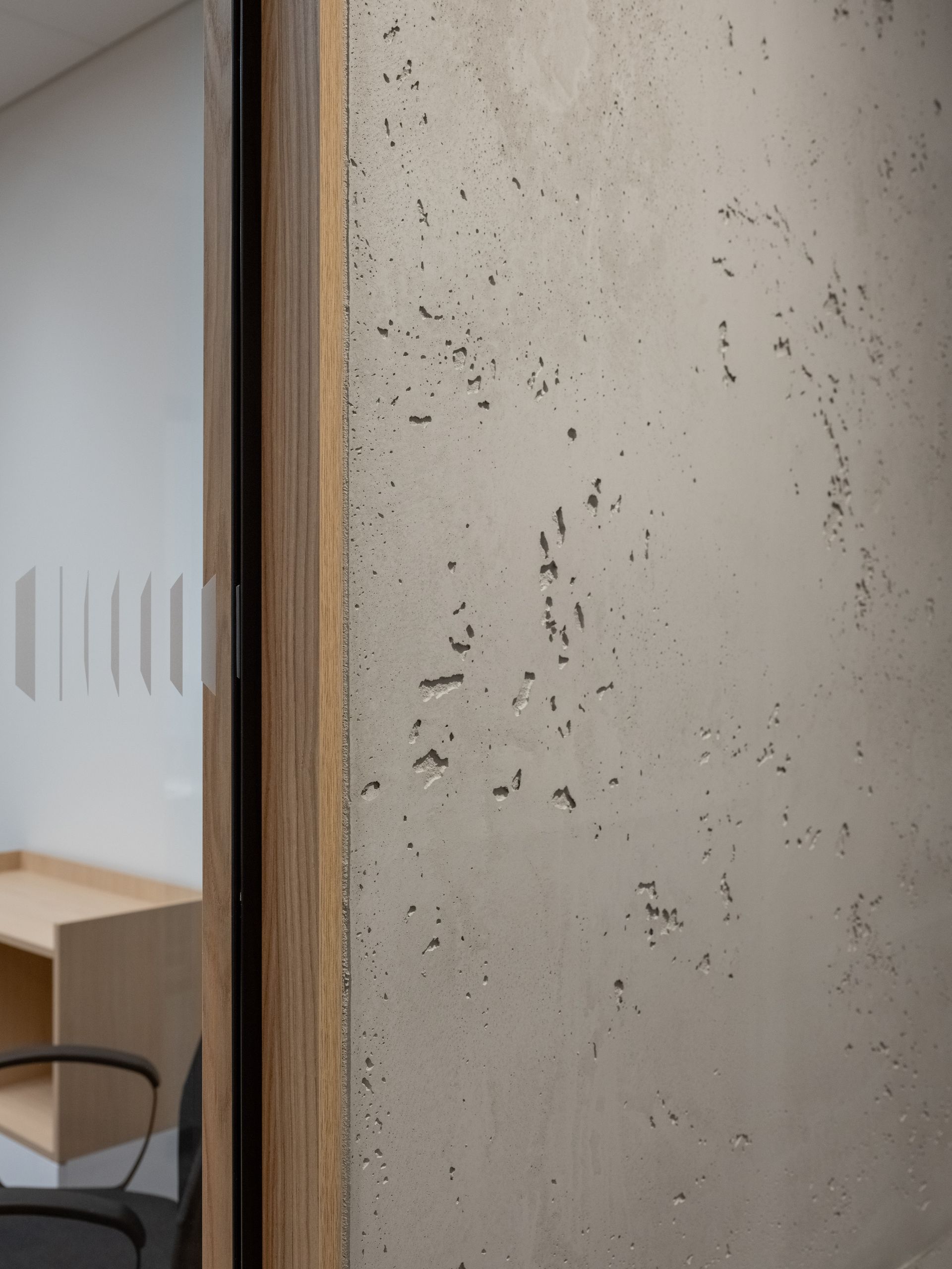 Kambario kampas su stalu ir kėde.