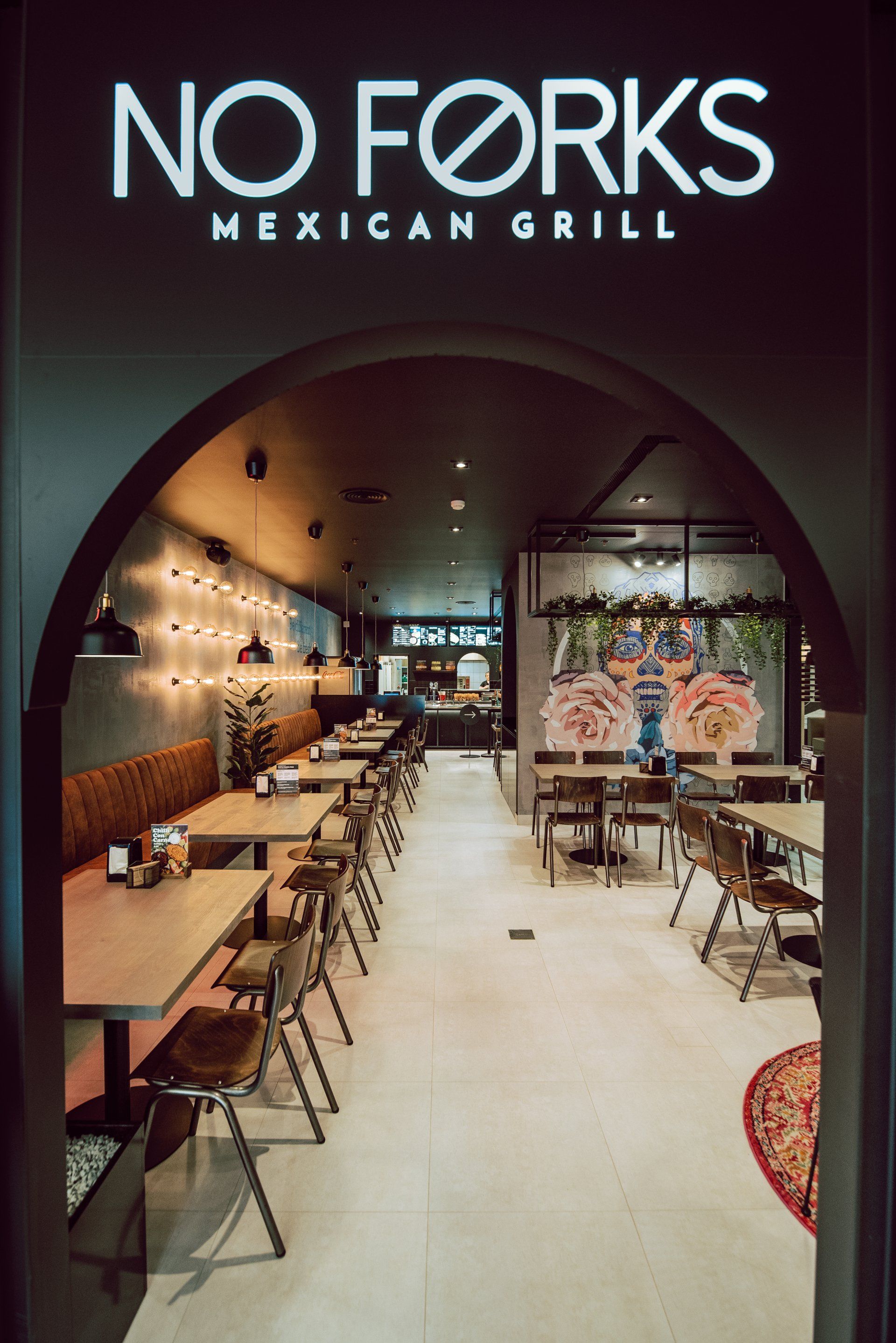 Restoranas su užrašu „Draudžiama šakutė“ / „Meksikietiškas kepsninės patiekalas“