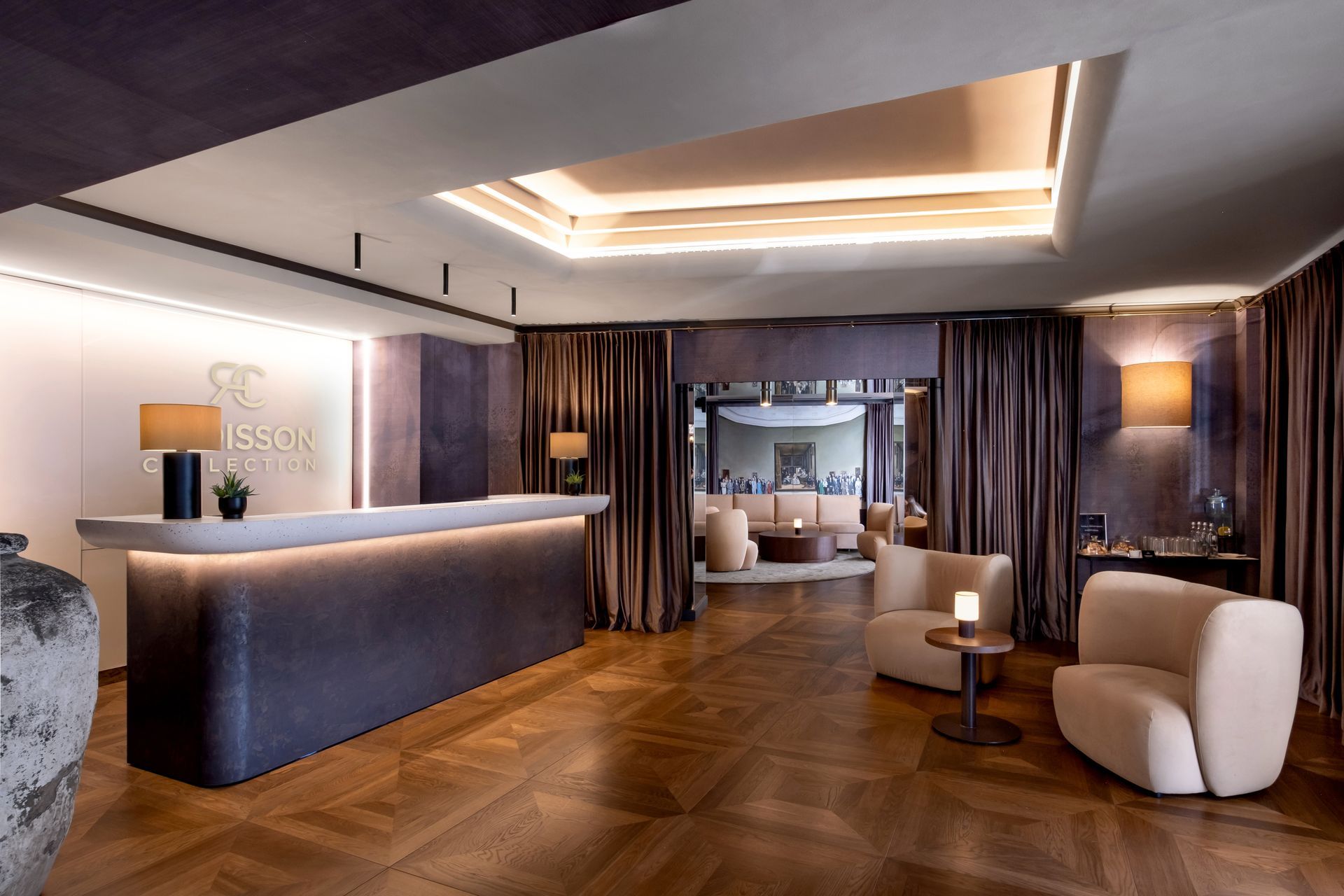 Viešbučio vestibiulis su registratūra ir kėdėmis