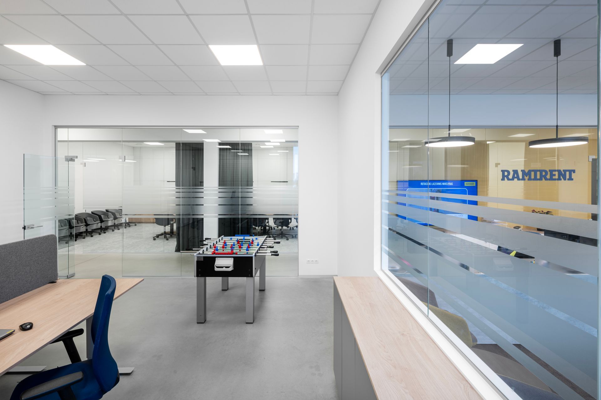 Kambario viduryje stovi stalo futbolo stalas.