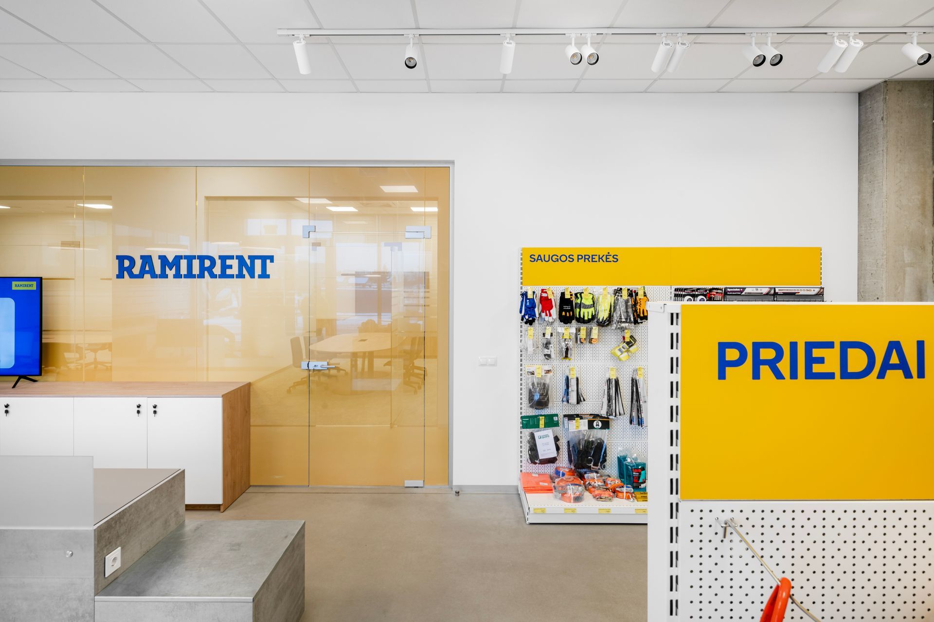 Kambarys su geltonu užrašu „priedai“.