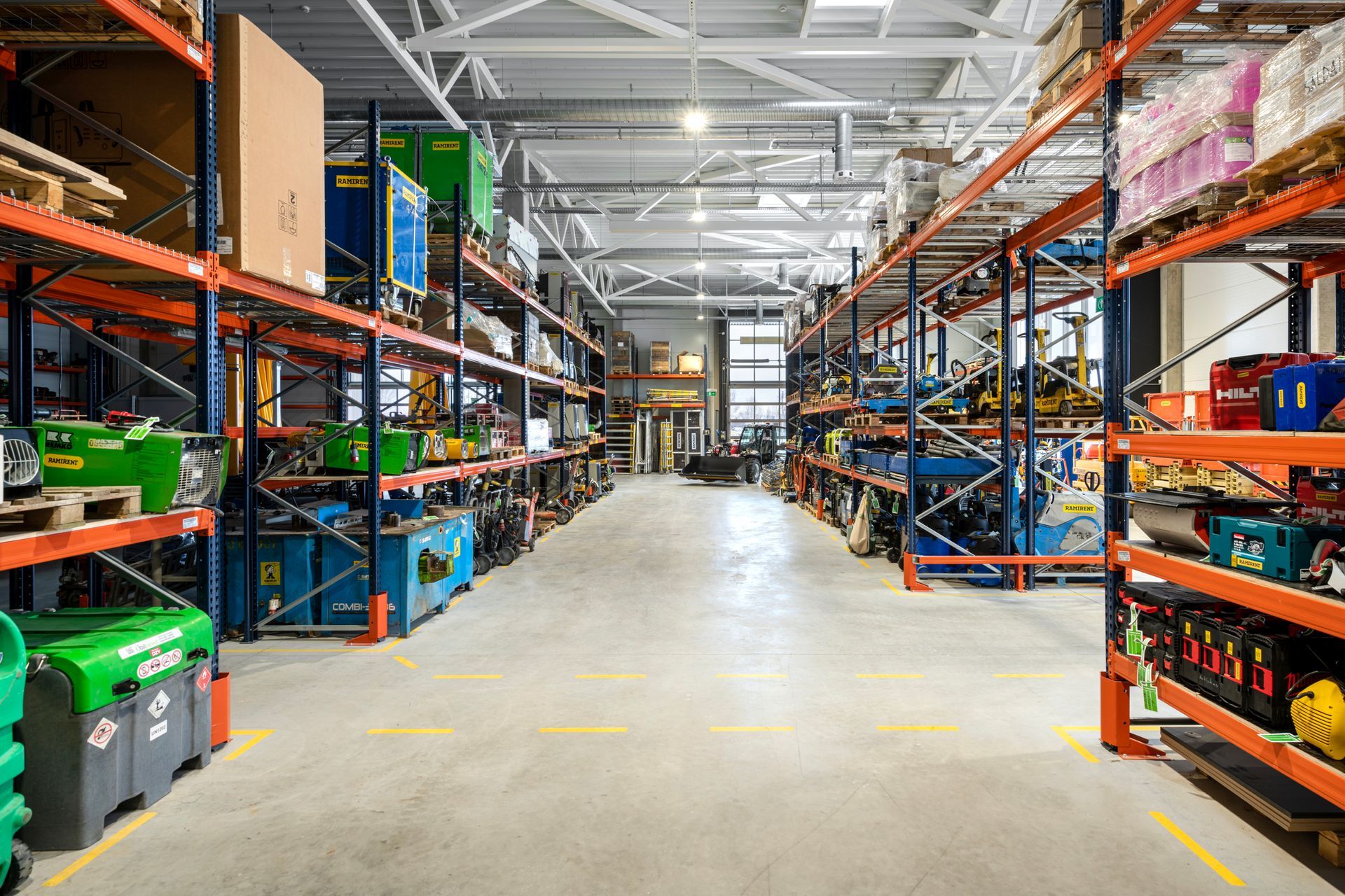 Didelis sandėlis, pilnas lentynų ir dėžių.