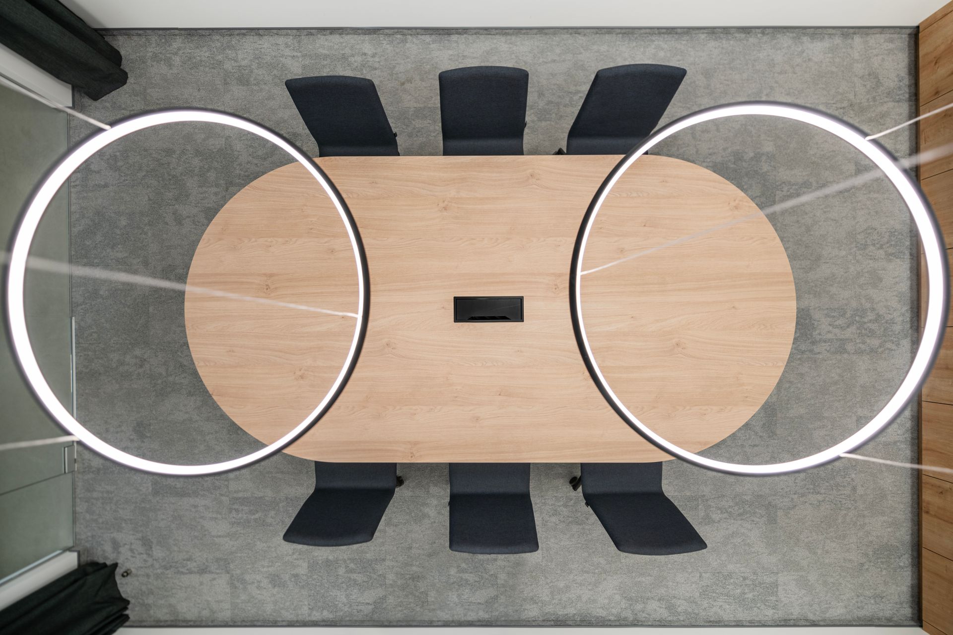 Konferencijų salės su mediniu stalu ir kėdėmis vaizdas iš oro