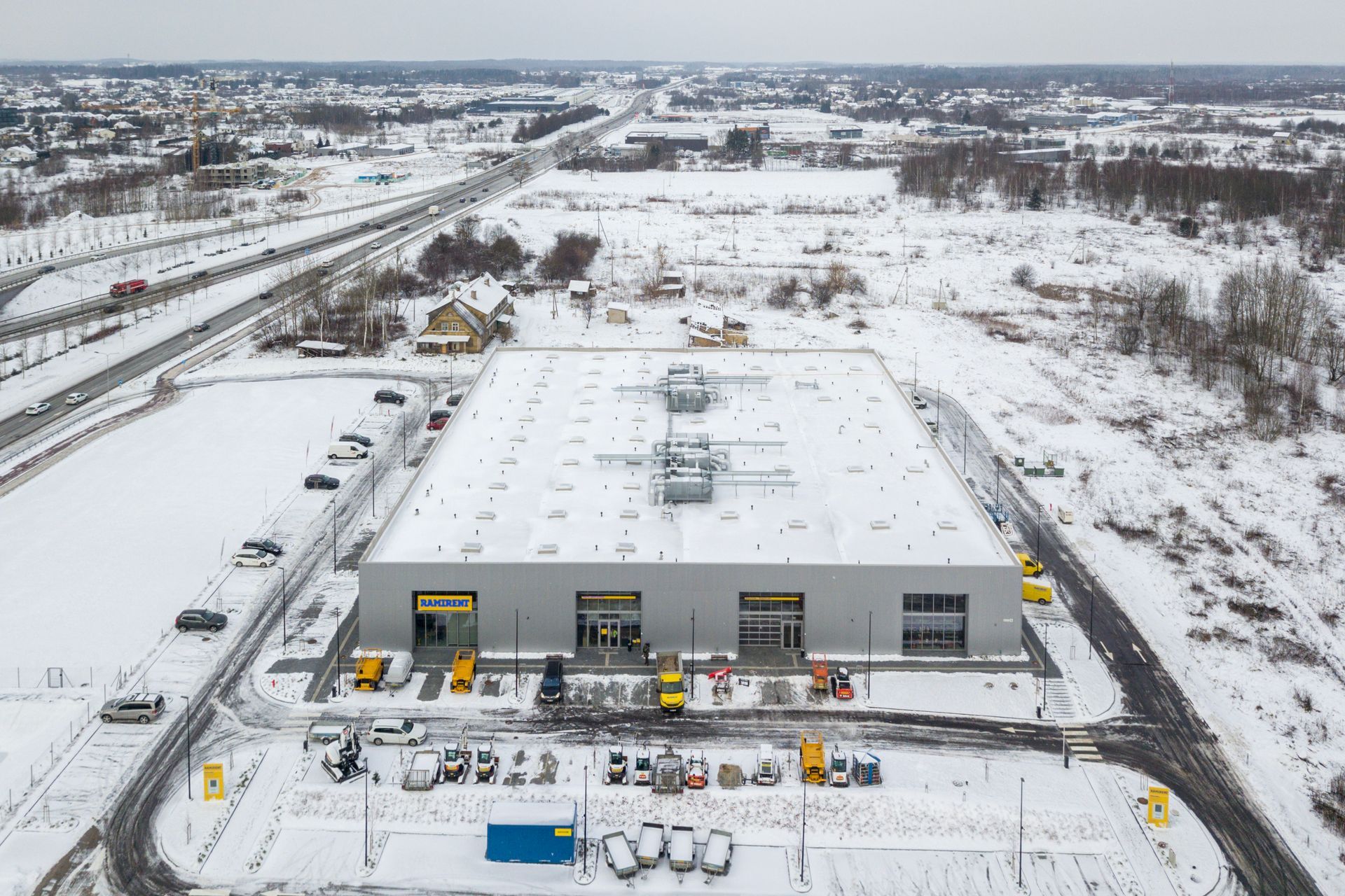 Didelio, sniegu padengto pastato vaizdas iš oro.