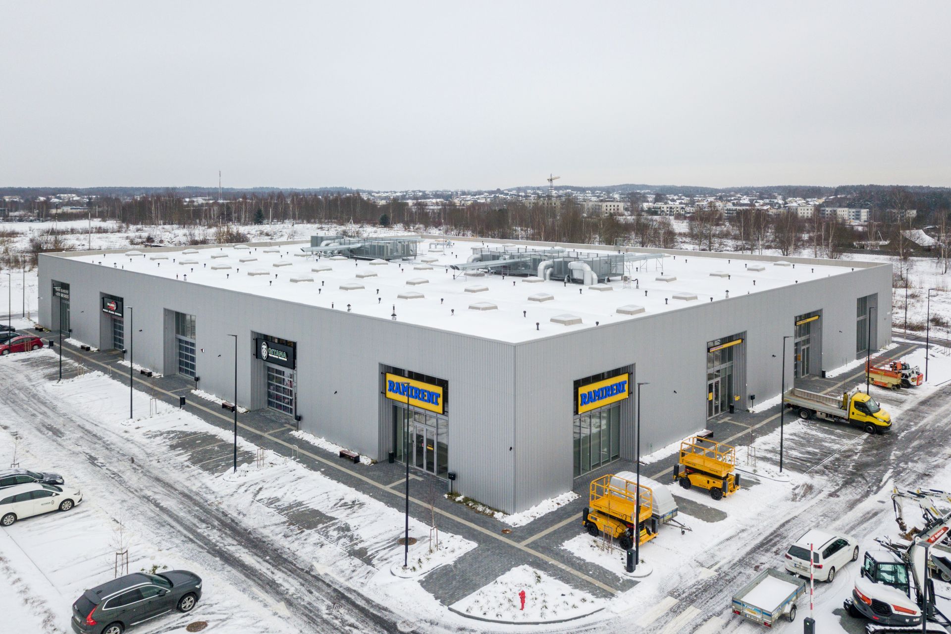 Didelio, sniegu padengto pastato vaizdas iš oro.