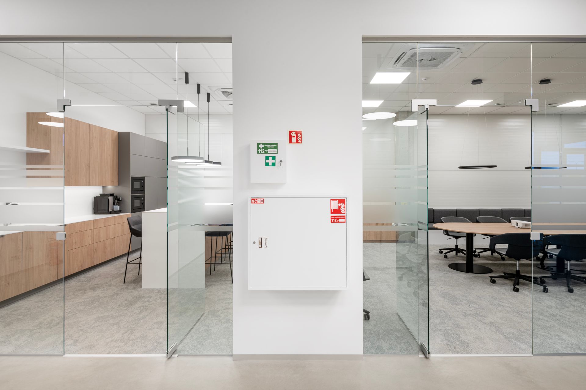 Kambario viduryje yra gaisrinis hidrantas.