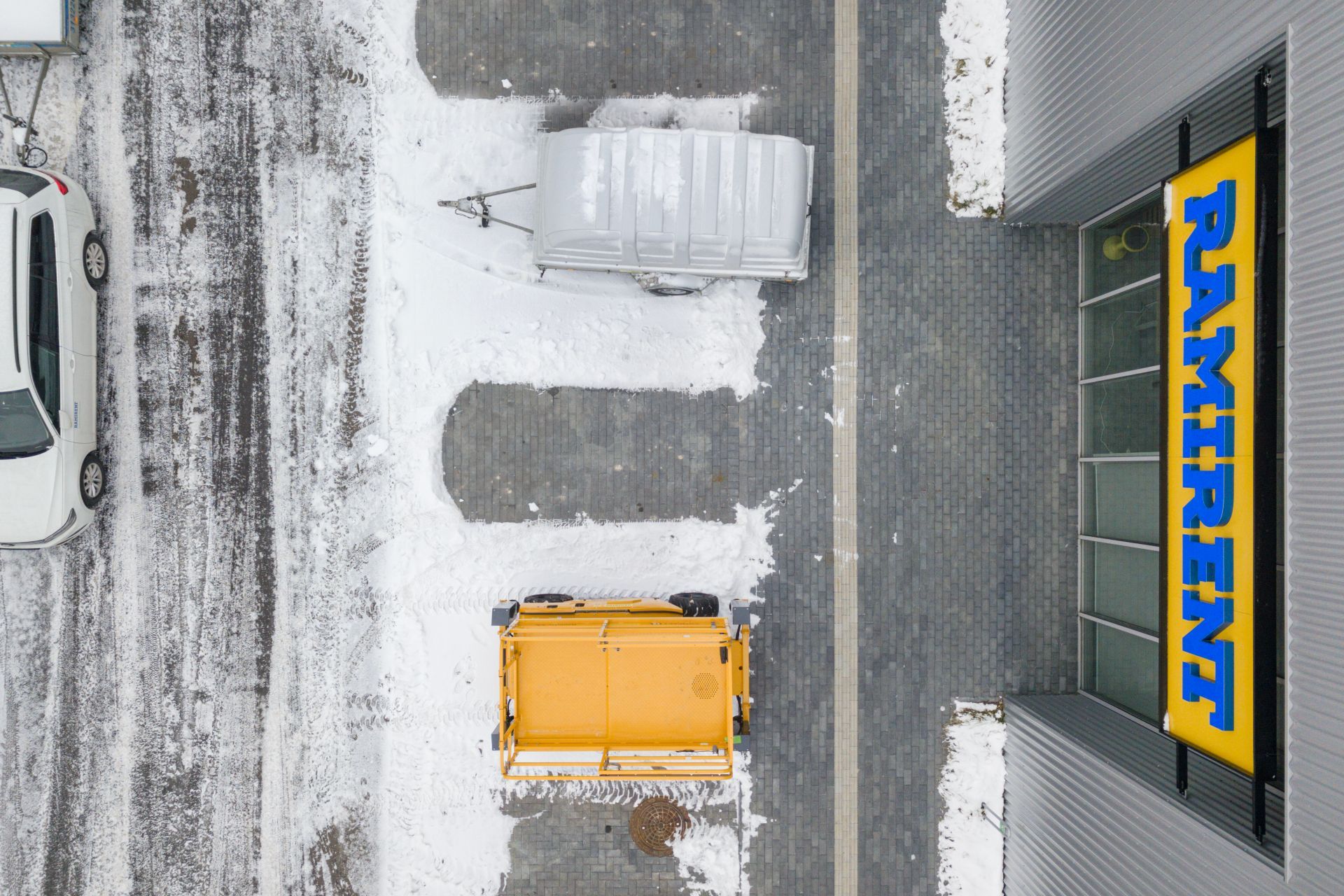 Pastato su užrašu „aliuminis“ vaizdas iš oro