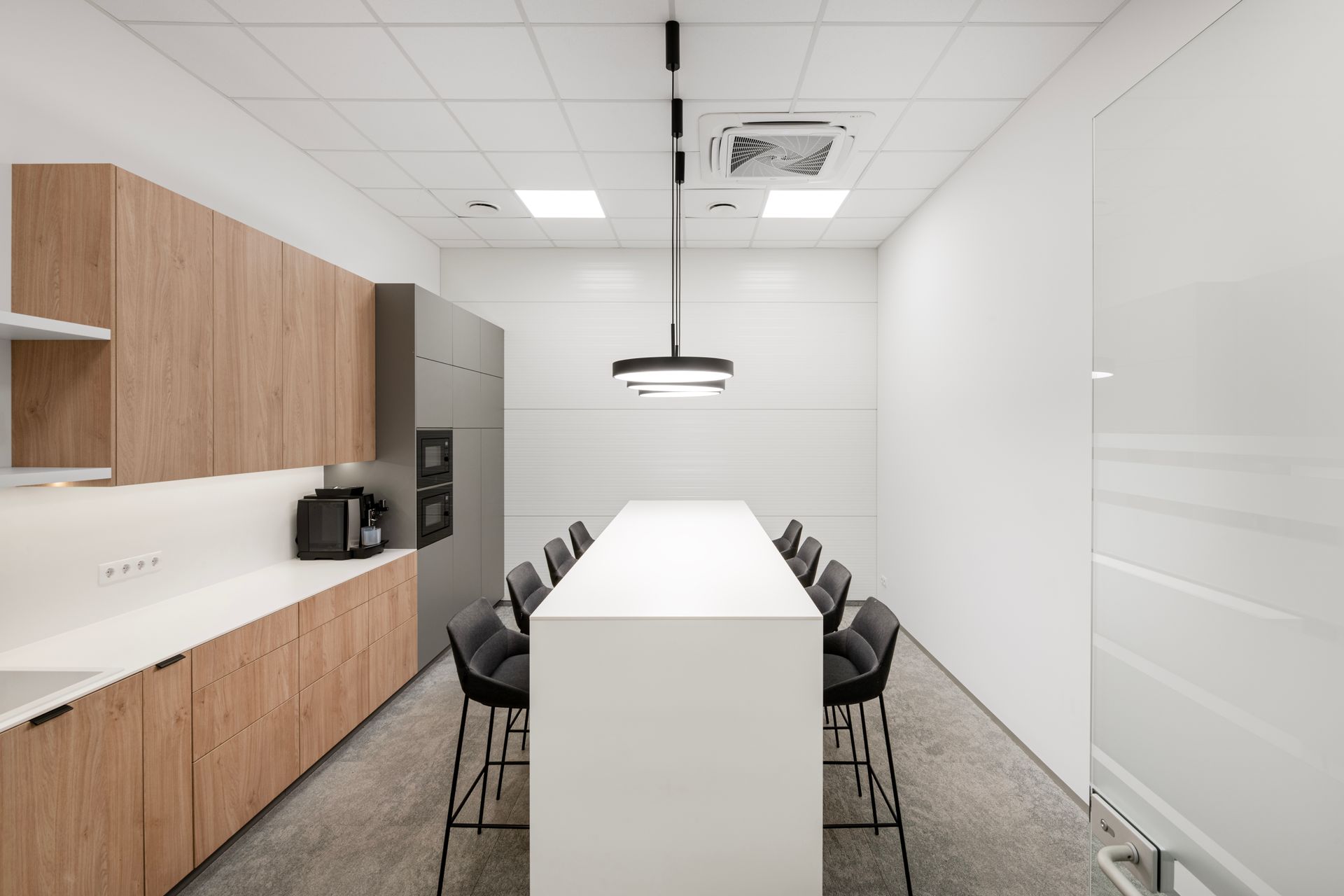 Kambario viduryje stovi ilgas stalas.