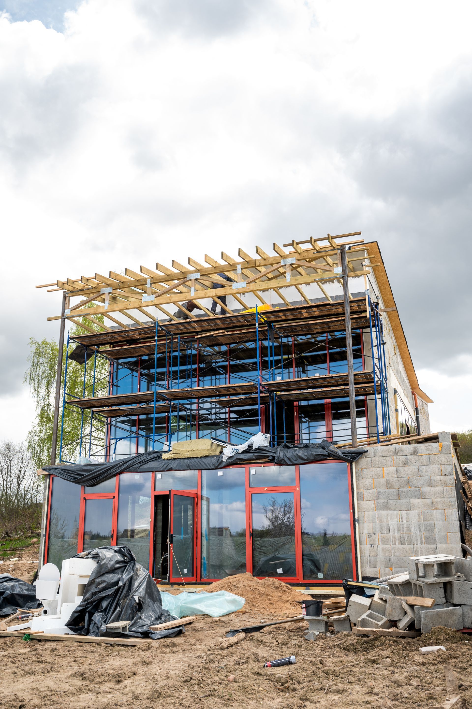 Lauko viduryje statomas didelis pastatas.