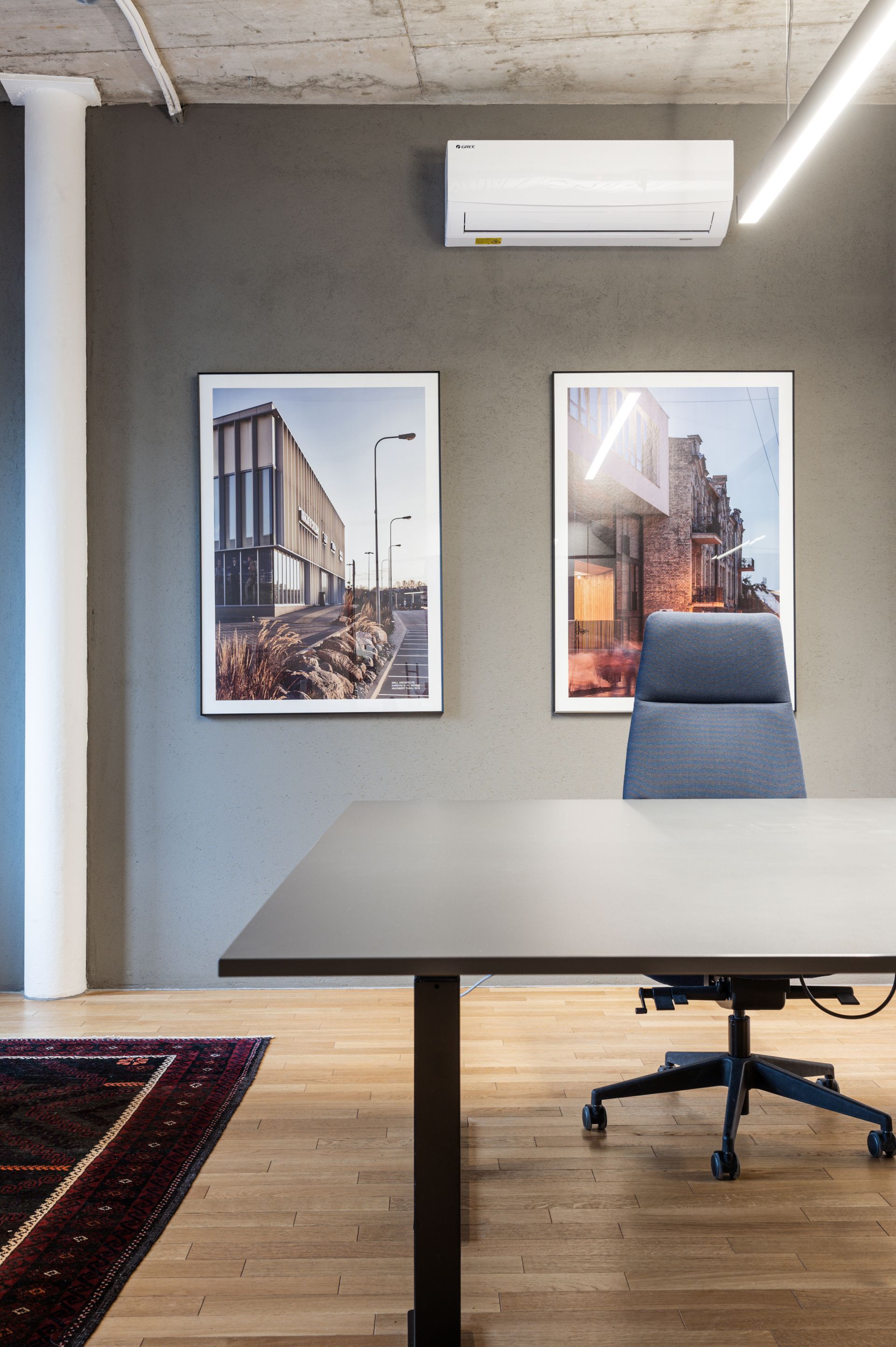 Stalas ir kėdė kambaryje su paveikslais ant sienos