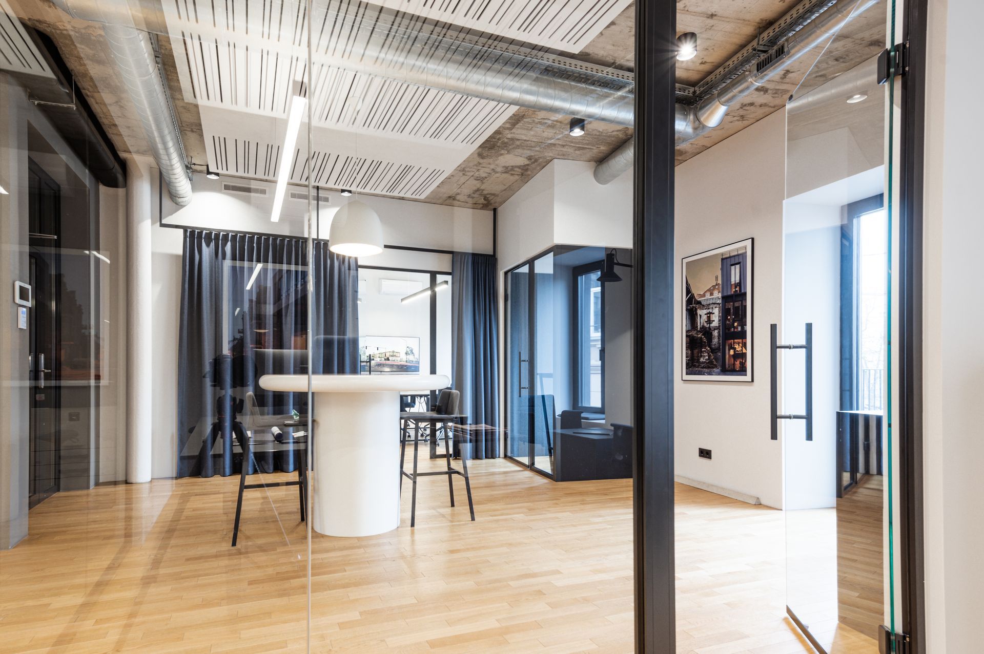 Didelis kambarys su stalu ir kėdėmis jame.