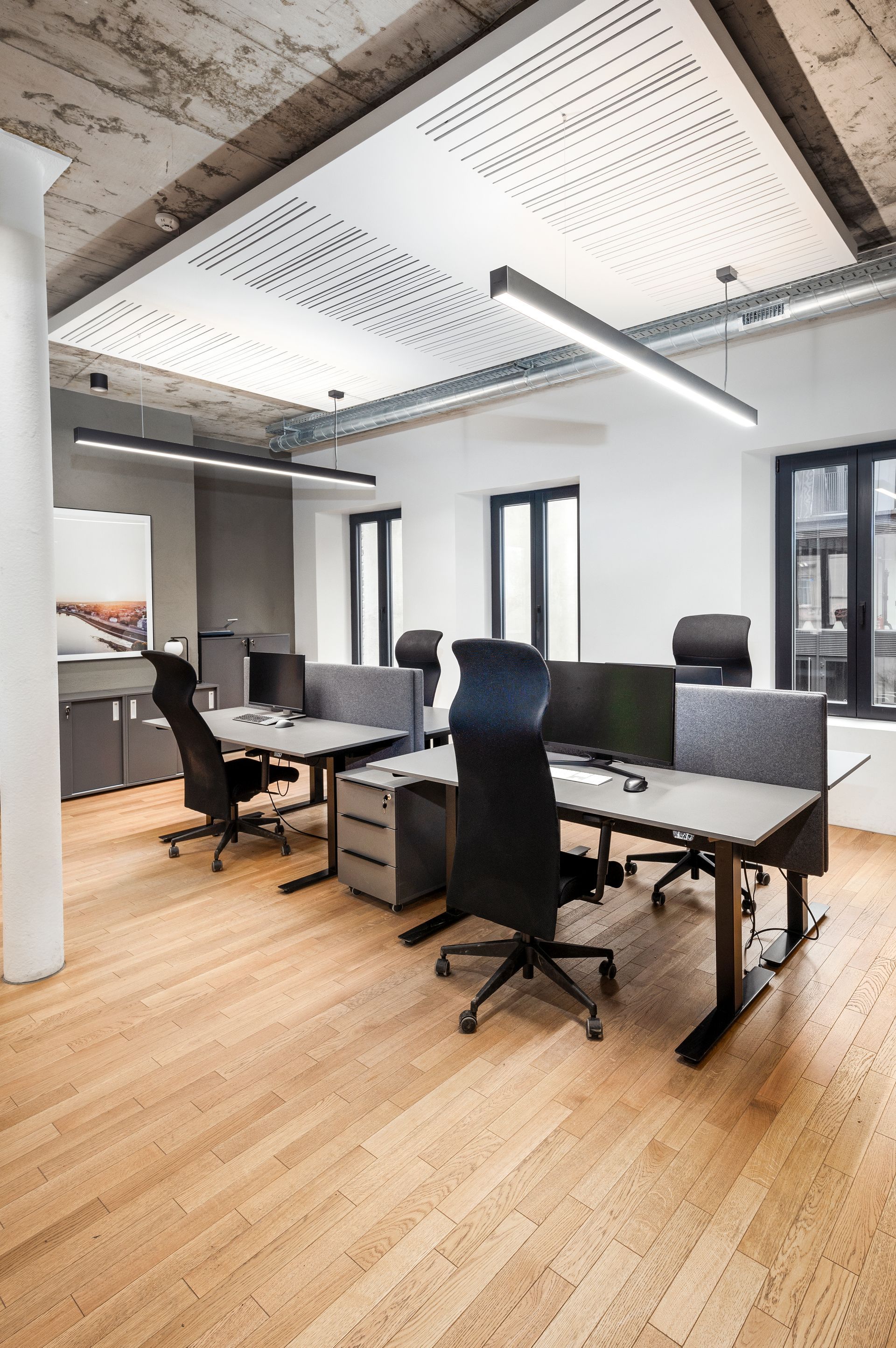 Kambarys su daugybe stalų ir kėdžių.