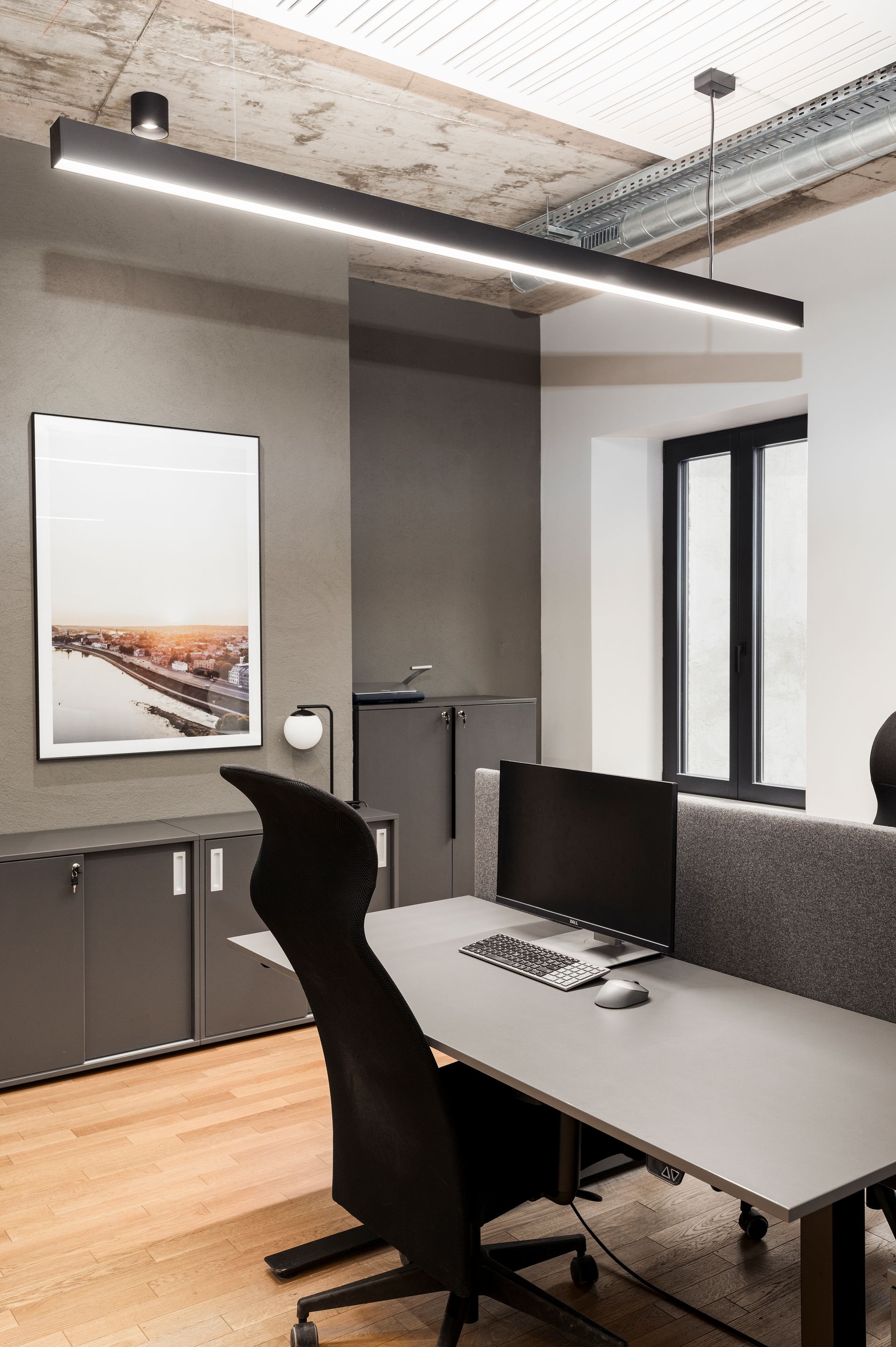 Stalas su kompiuteriu ir kėdė biure.