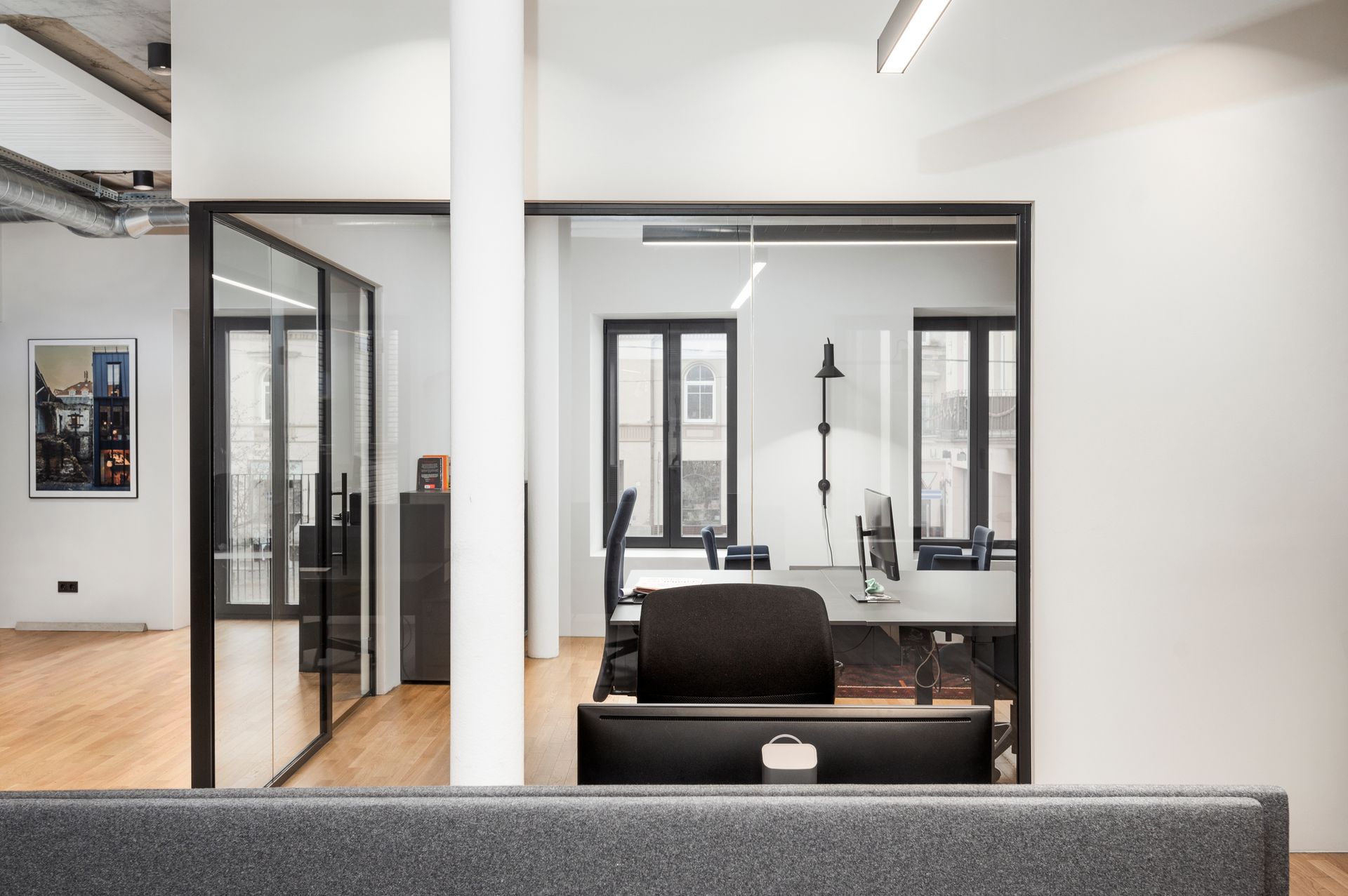 Kambario viduryje biure yra sofa.