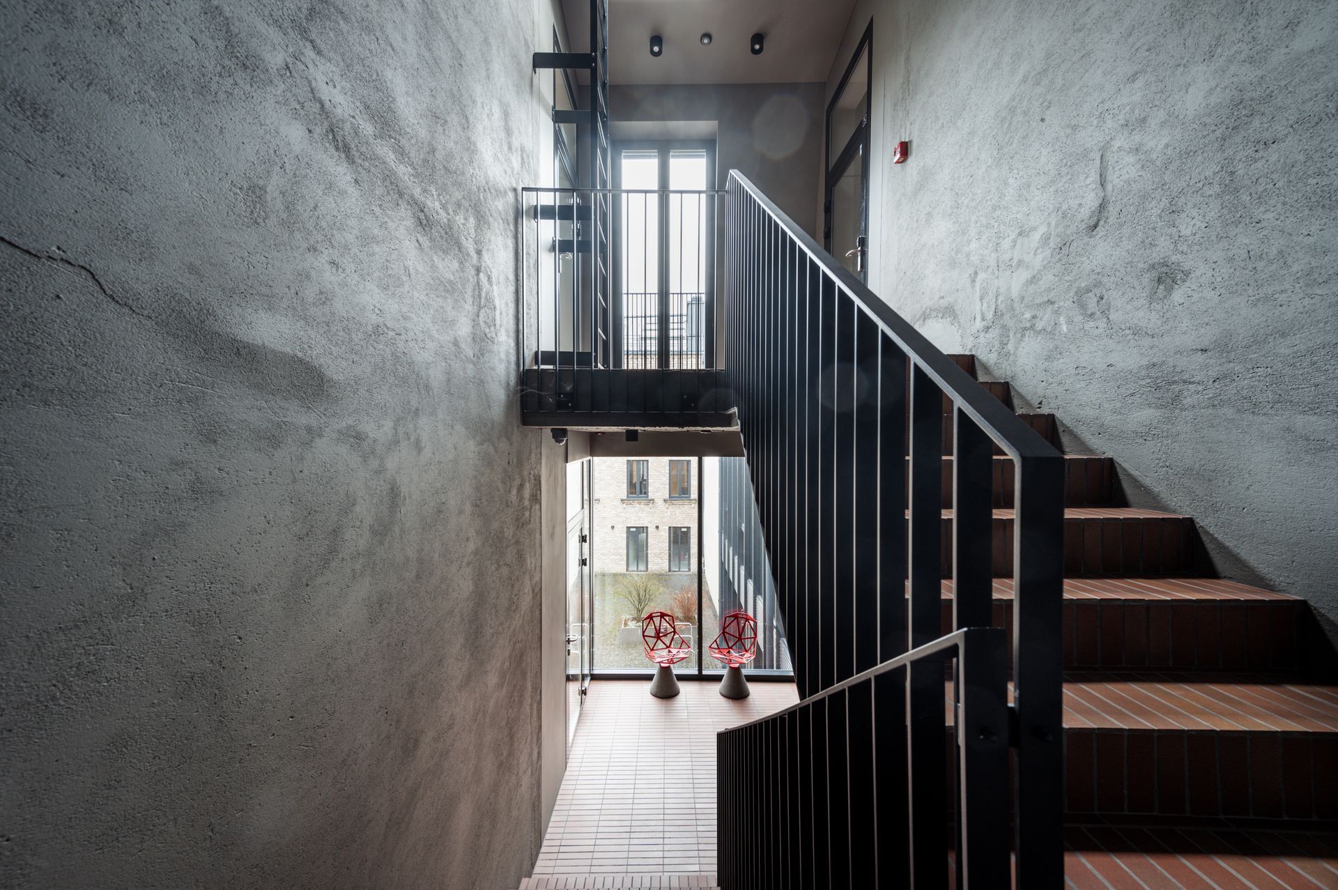 Laiptai pastate su juodais turėklais