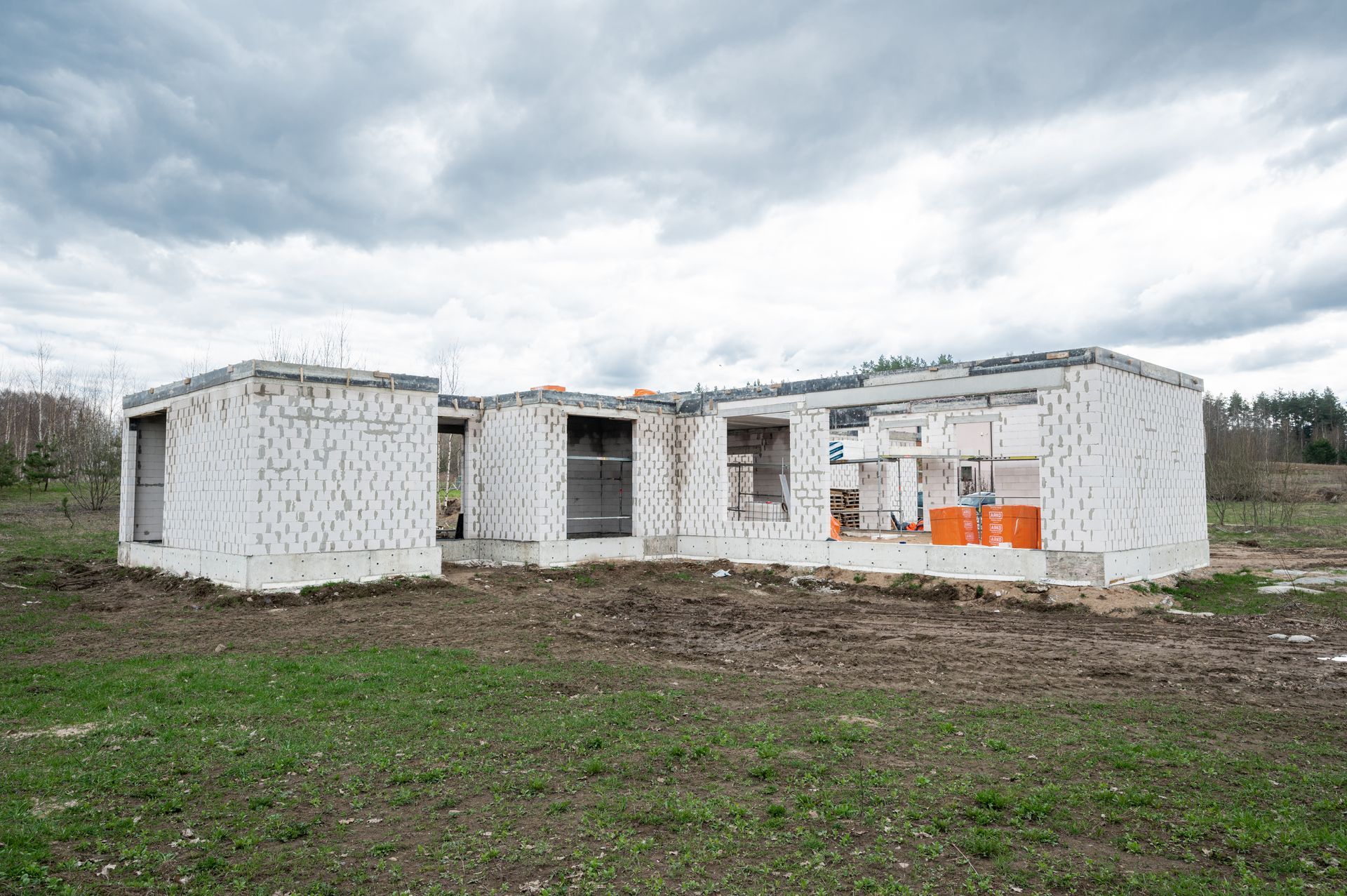 Lauke statomas baltų plytų namas.