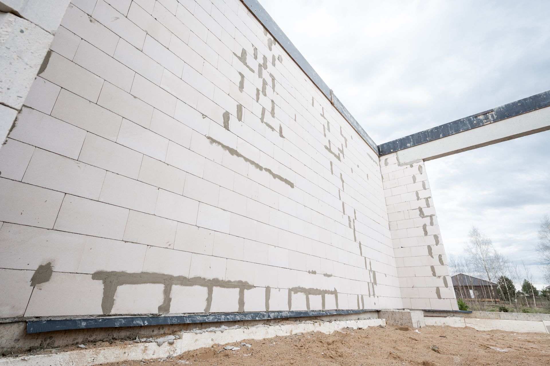 Statybvietėje statoma baltų plytų siena