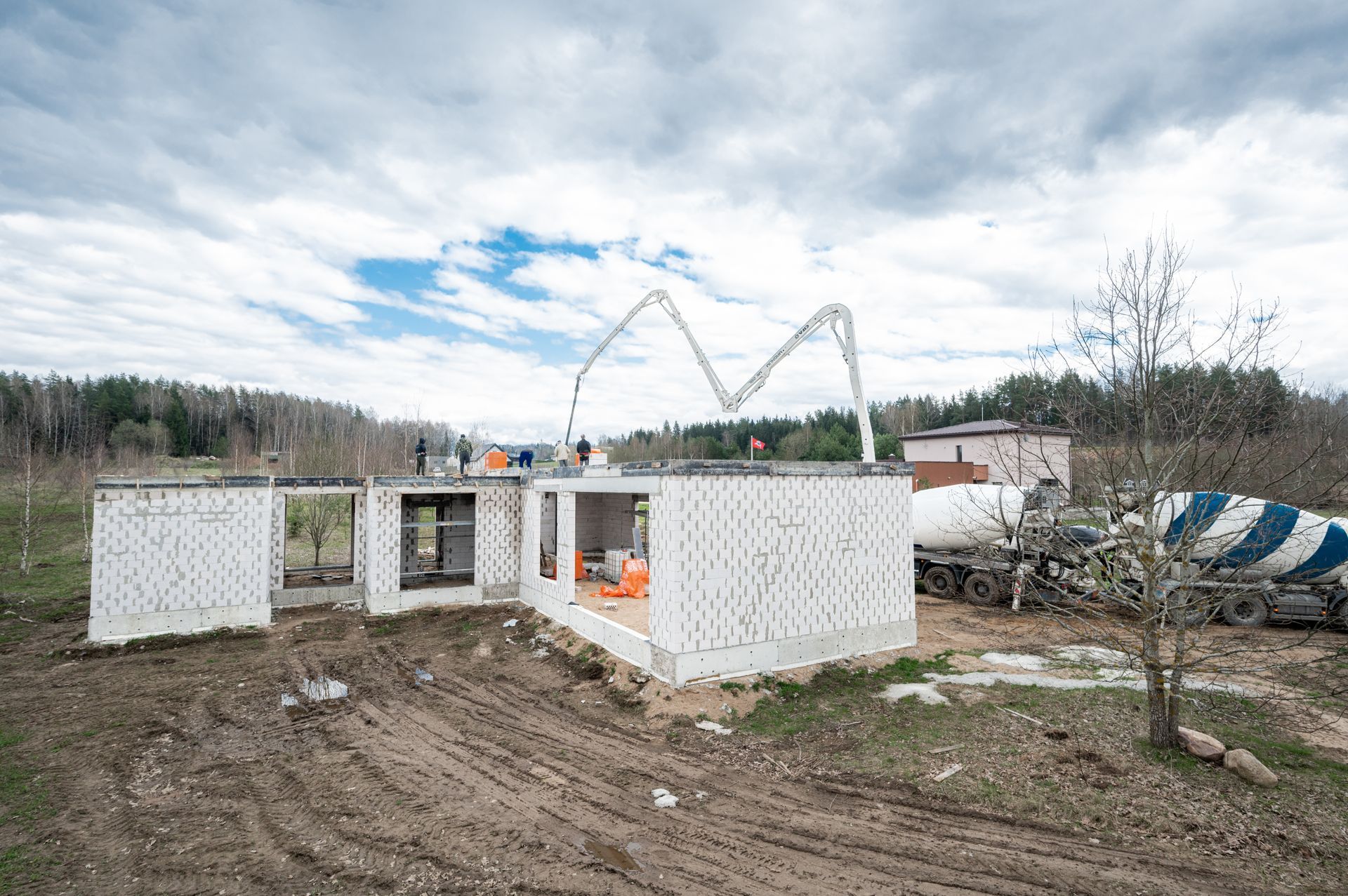 Namas statomas viduryje purvo lauko.