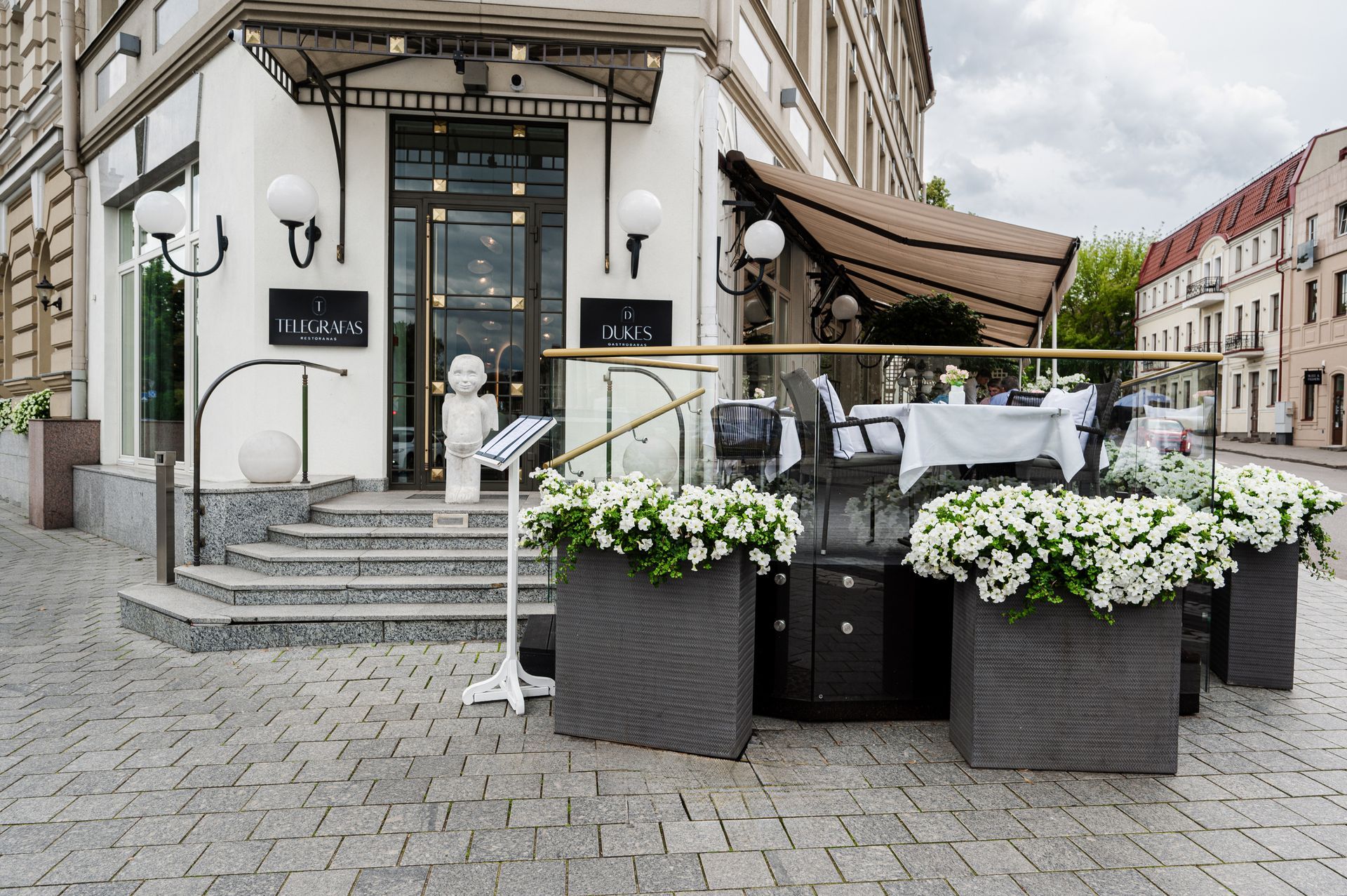 Restoranas su stalais ir kėdėmis priešais jį