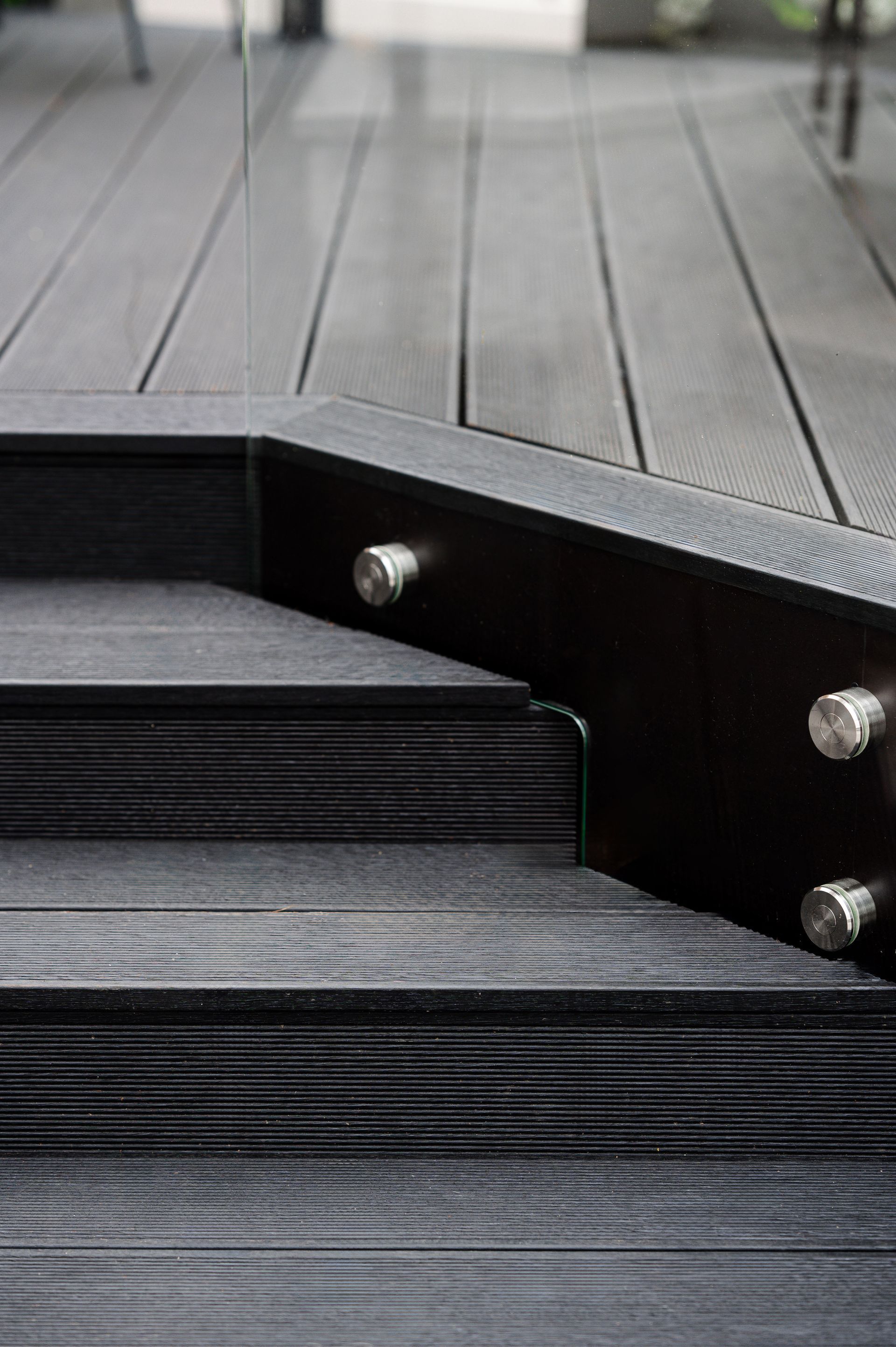 Laiptų komplekto ant medinės terasos stambaus plano.