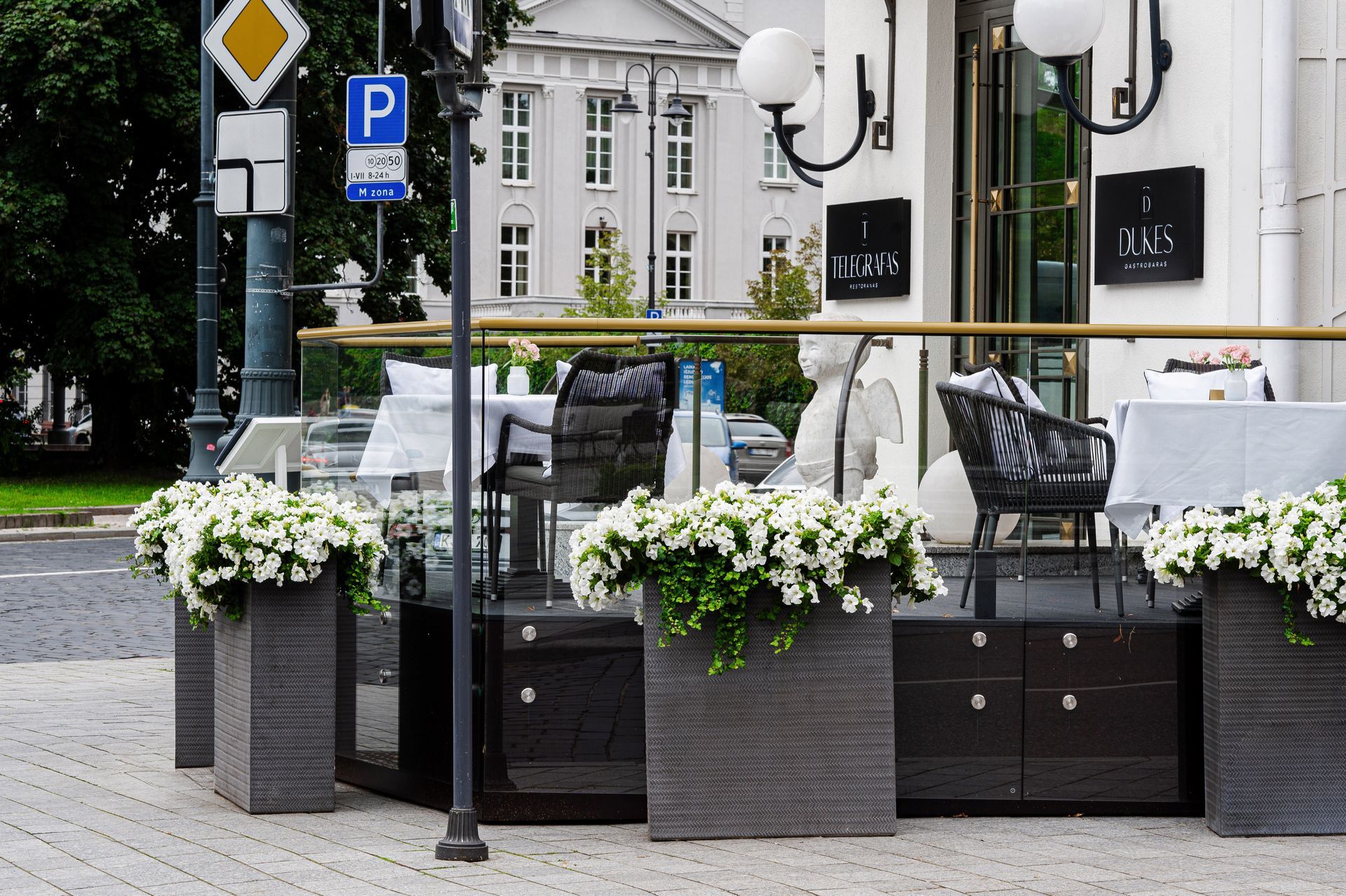 Restoranas su mėlynu užrašu „p“