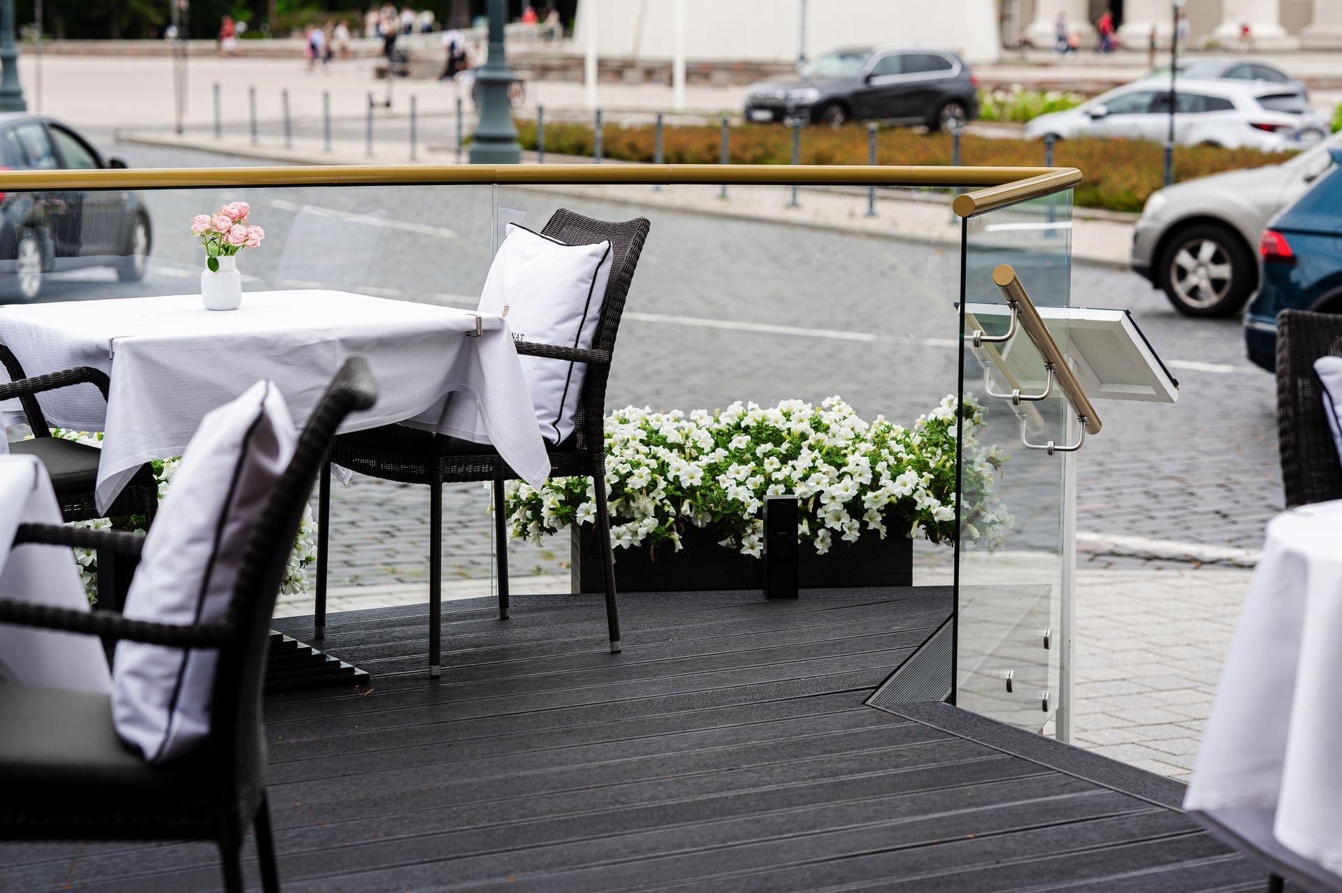 Kiemelis su stalais ir kėdėmis prie restorano.