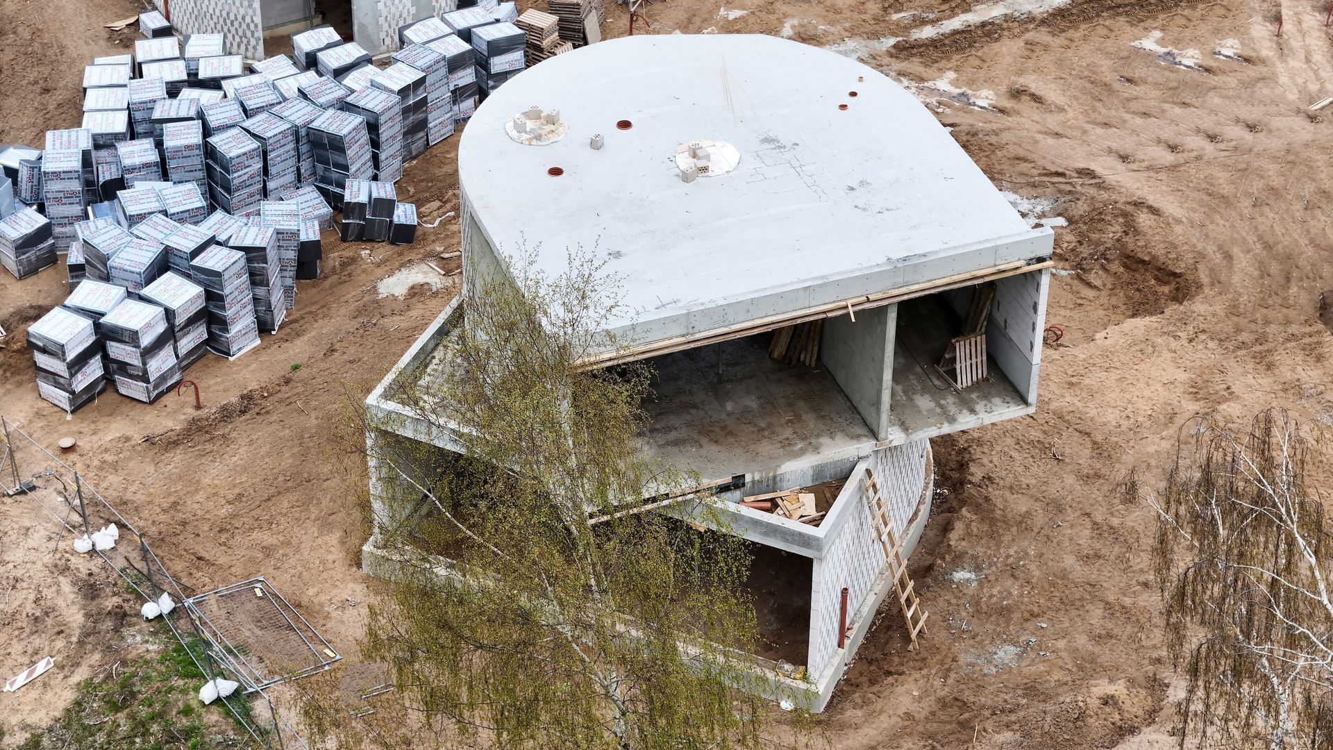 Statomo pastato lauko viduryje vaizdas iš oro.
