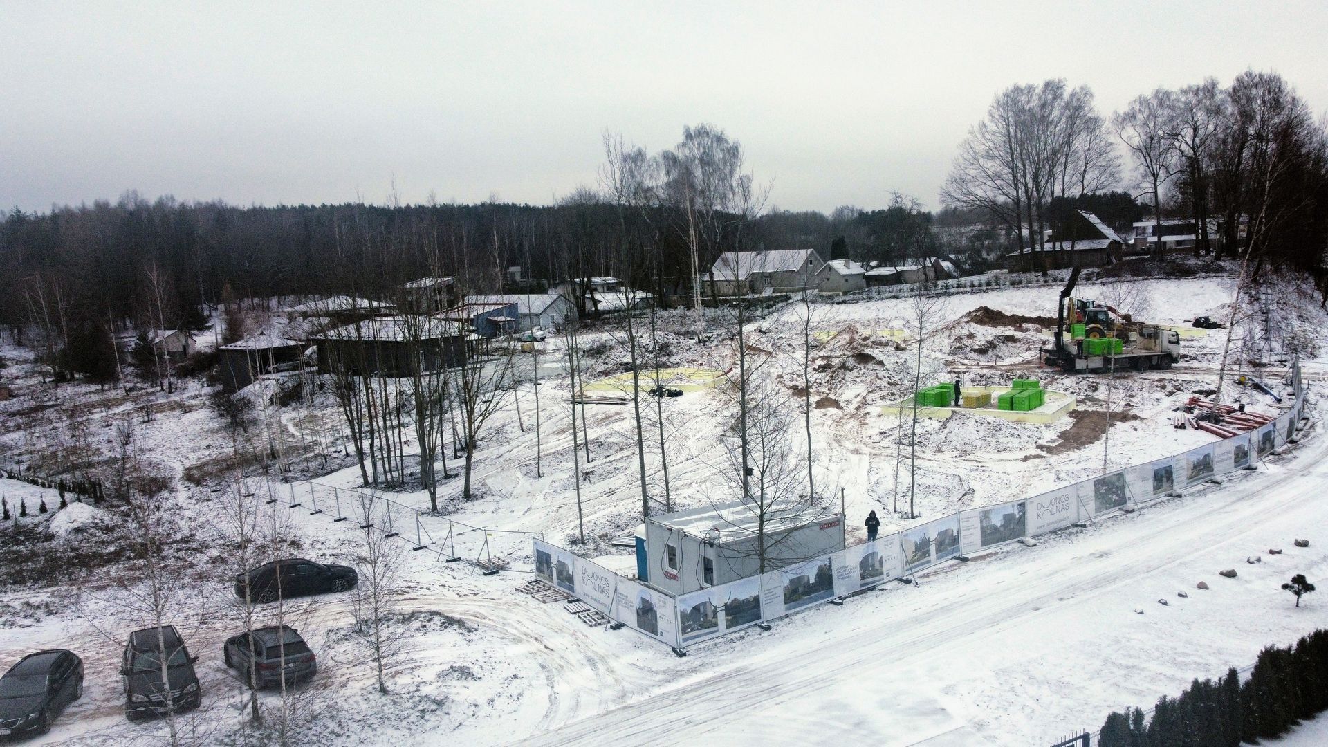 Sniegu padengtos statybvietės vaizdas iš oro.