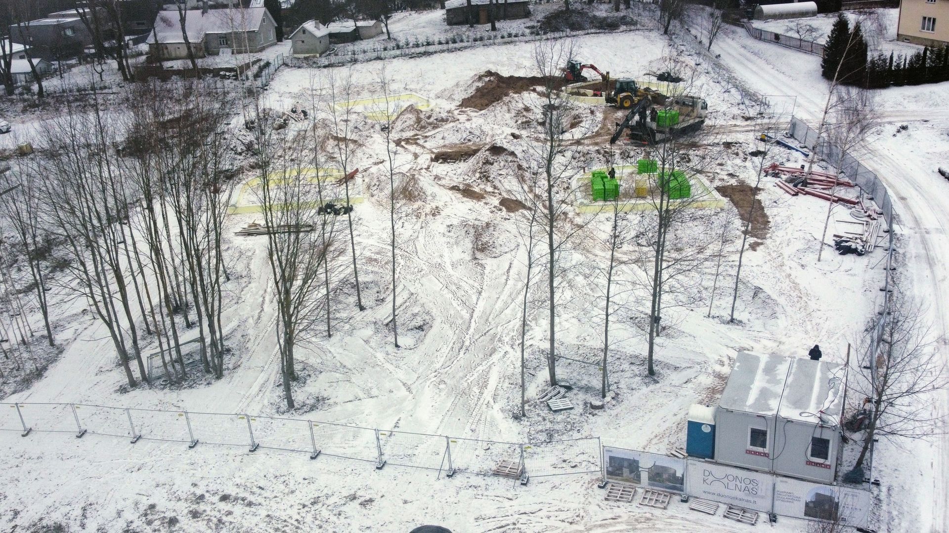 Sniegu padengtos statybvietės vaizdas iš oro.