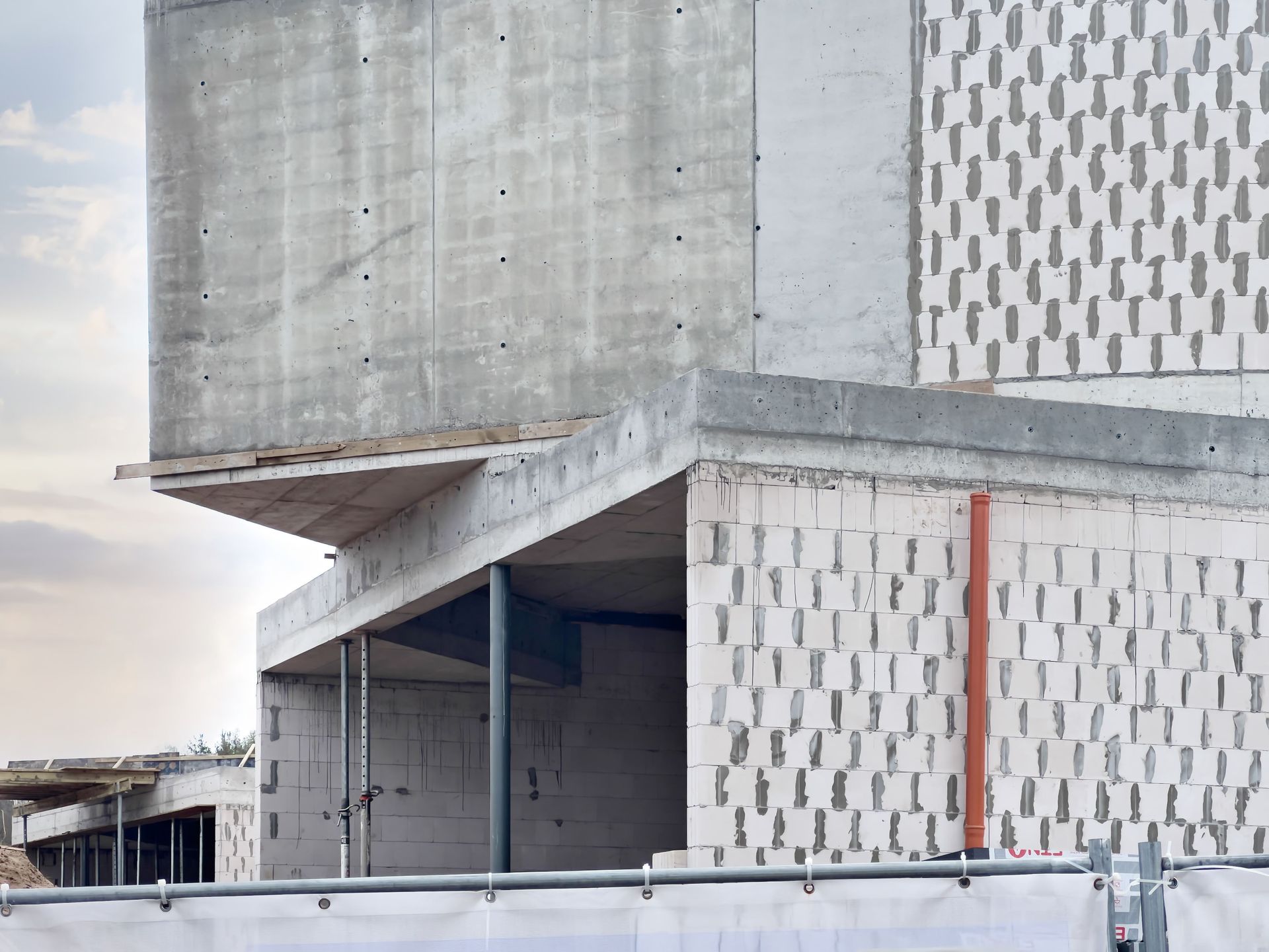 Statomas pastatas su tvora aplink jį.