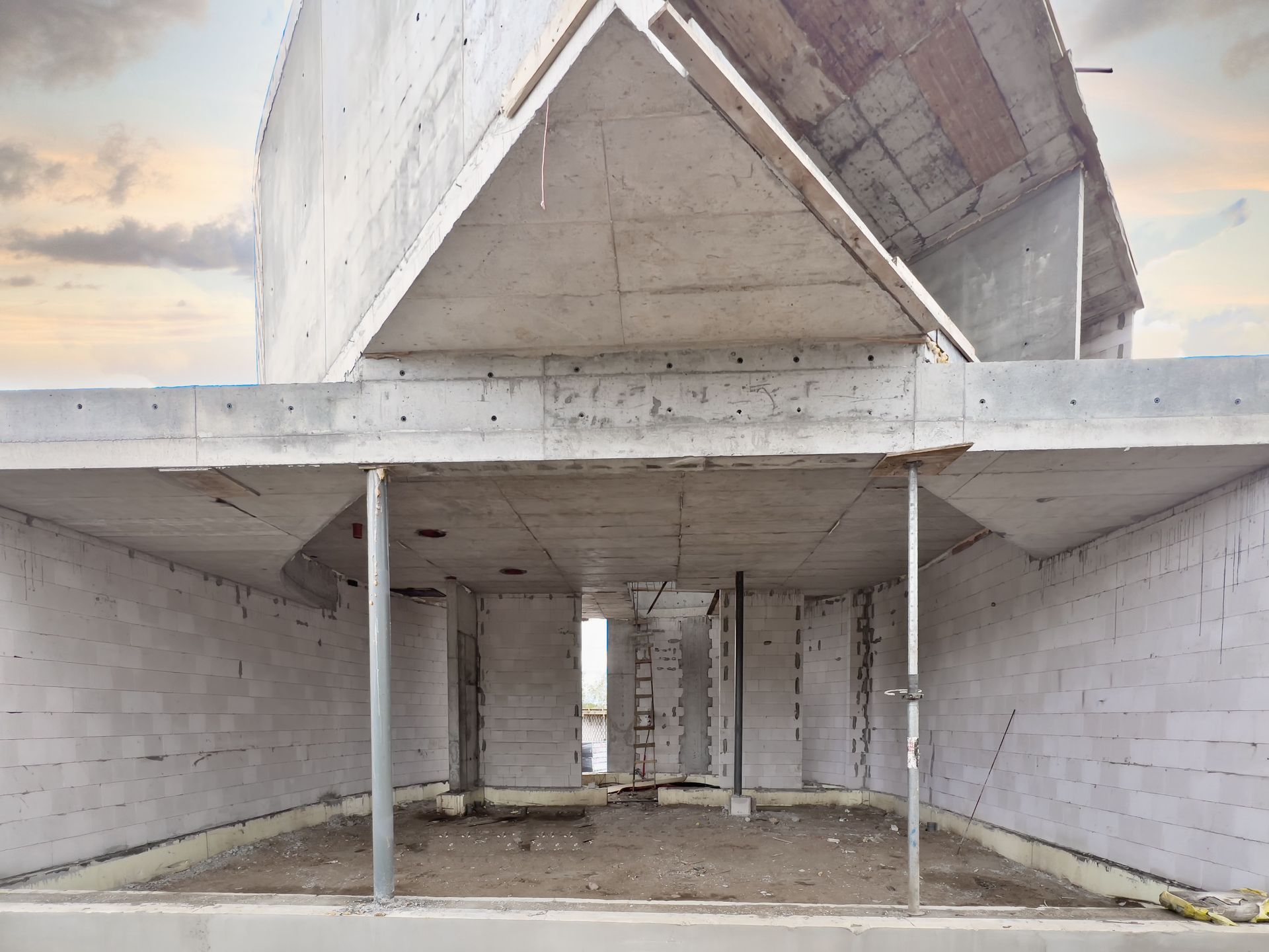 Statomas pastatas su trikampio formos stogu