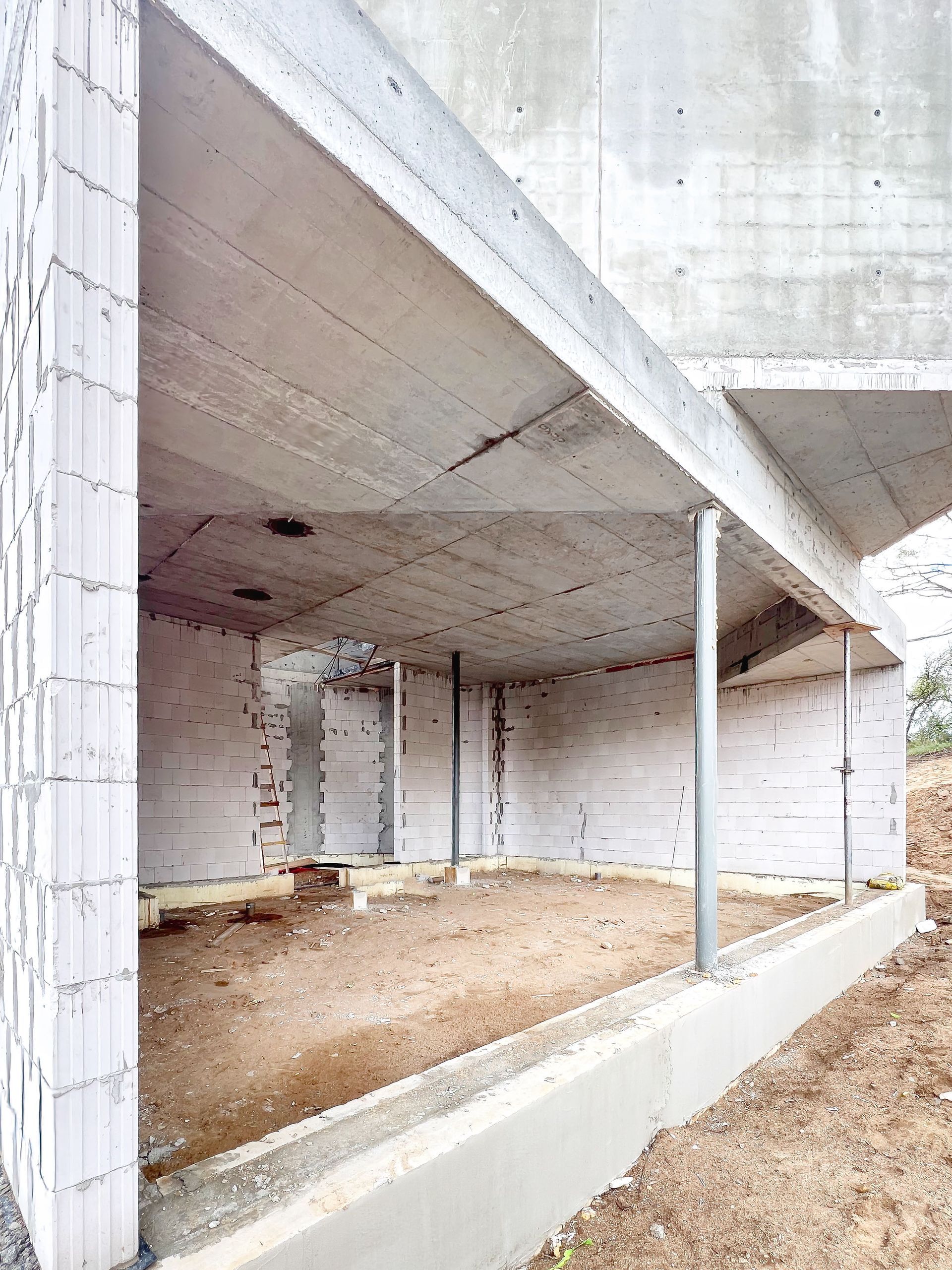 Statomas pastatas su daugybe plytų ir betono.