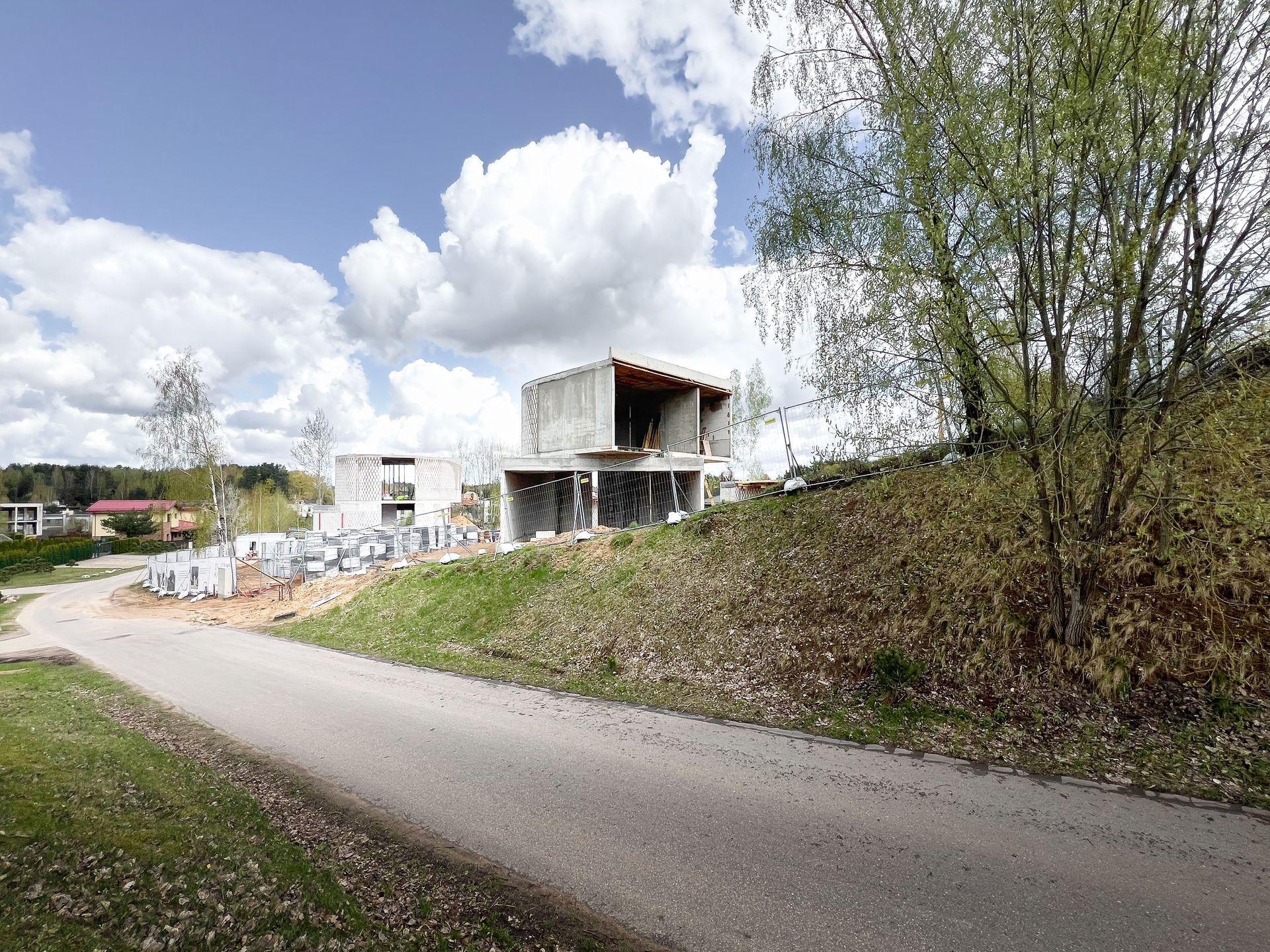 Ant kalvos šalia žvyrkelio statomas namas.