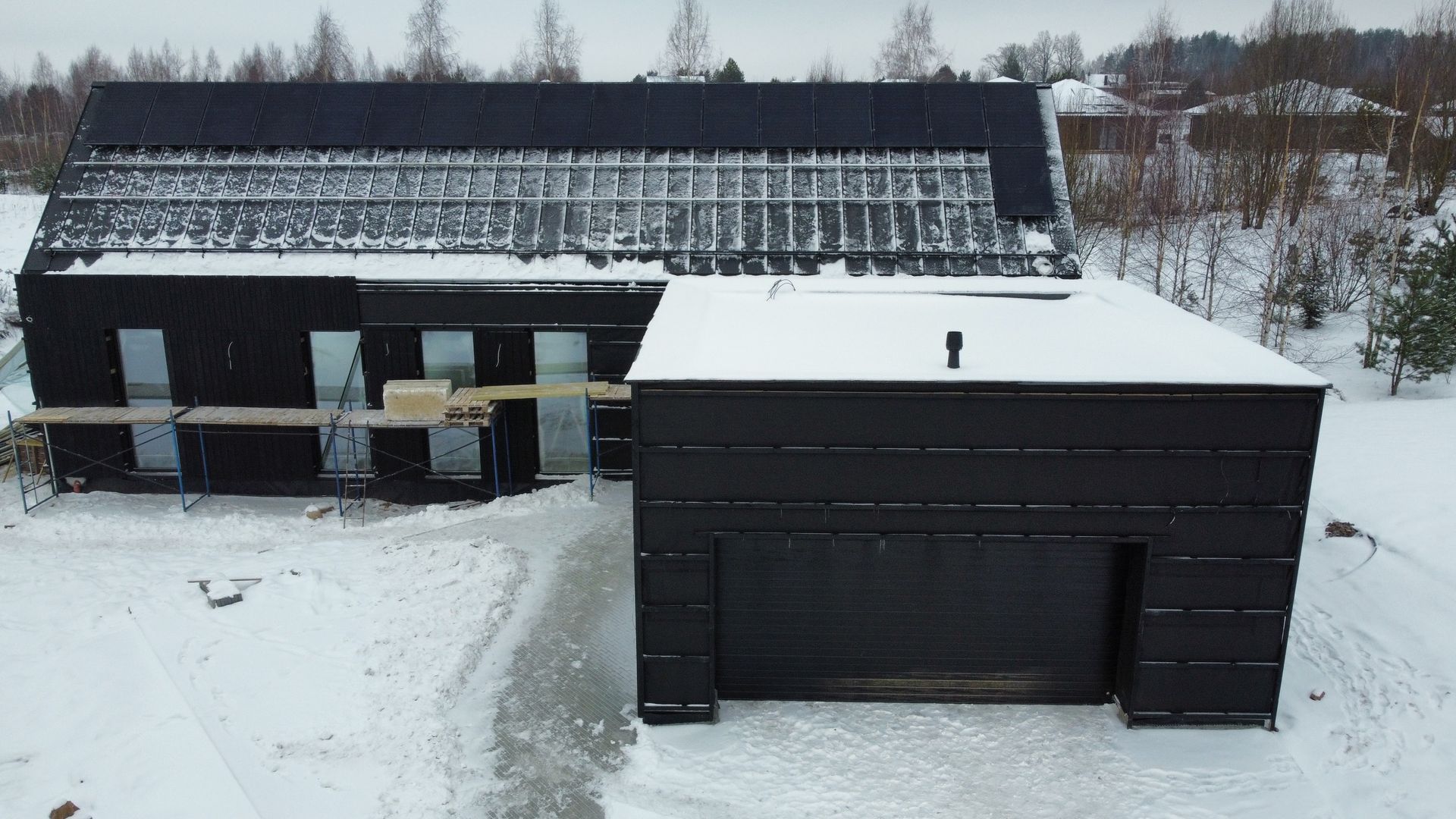 Statomo namo sniege vaizdas iš oro.