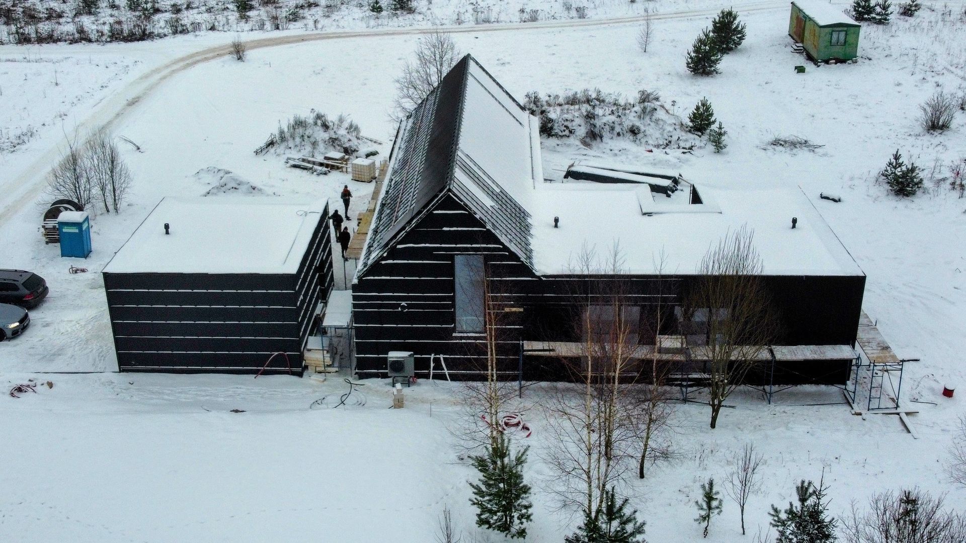 Rąstinės trobelės vaizdas iš oro sniege