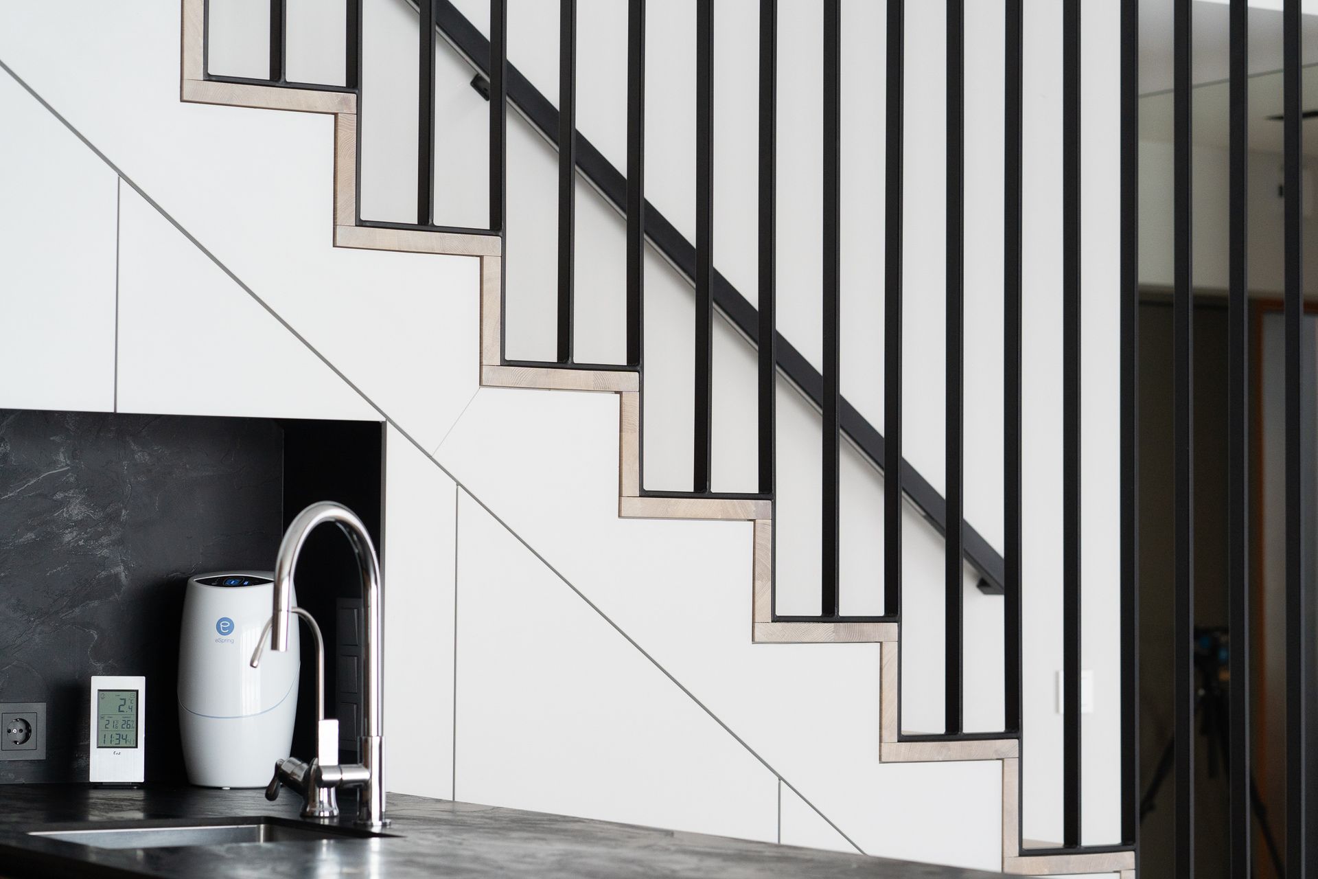 Virtuvė su kriaukle ir laiptais po ja