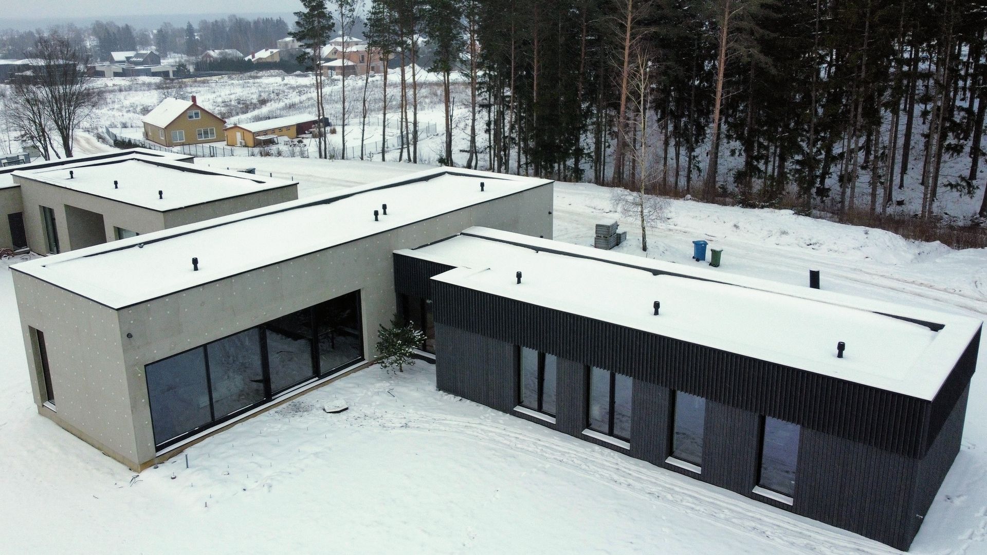 Dviejų namų sniege vaizdas iš oro