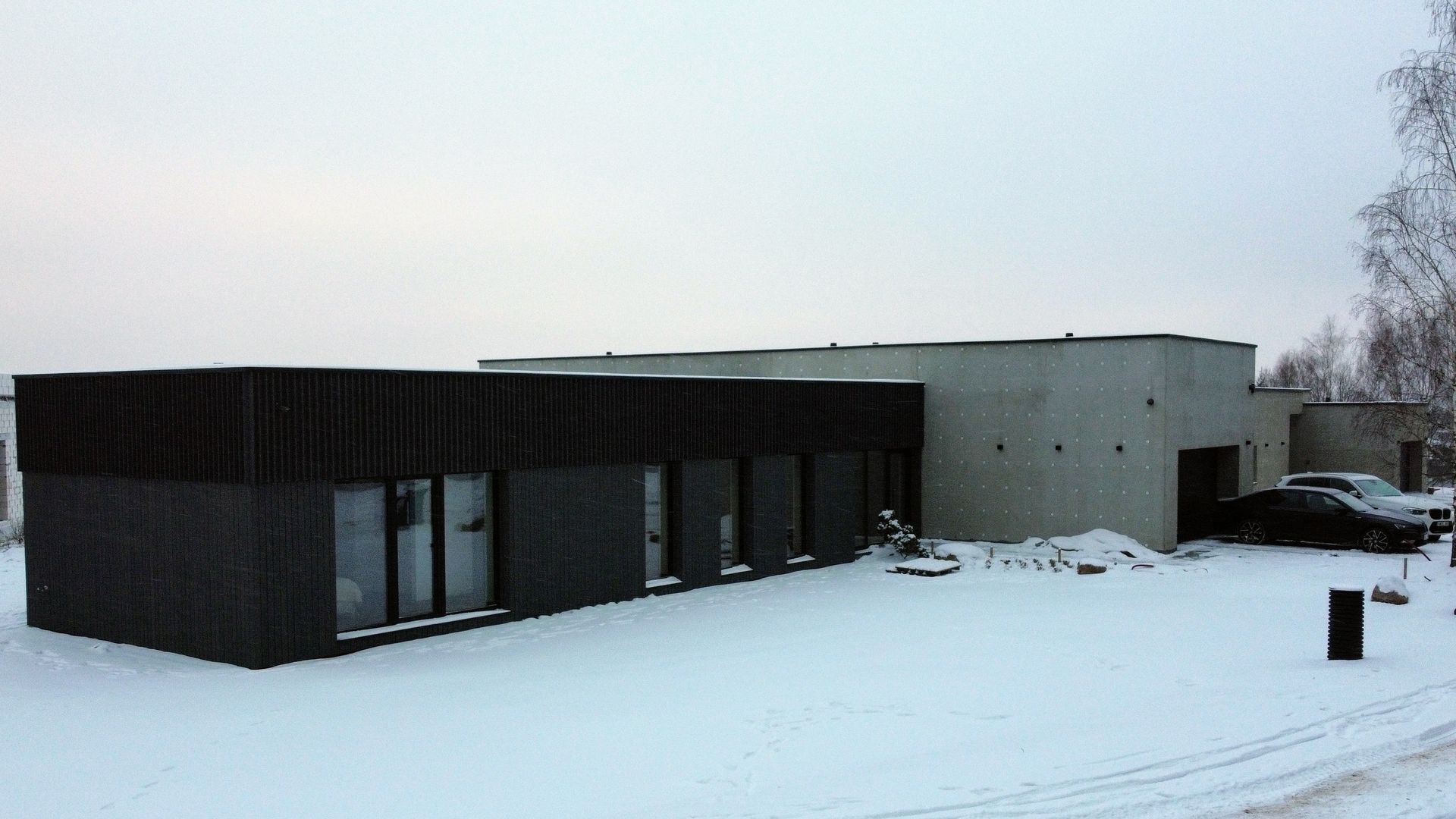 Namas su daugybe langų yra uždengtas sniegu.