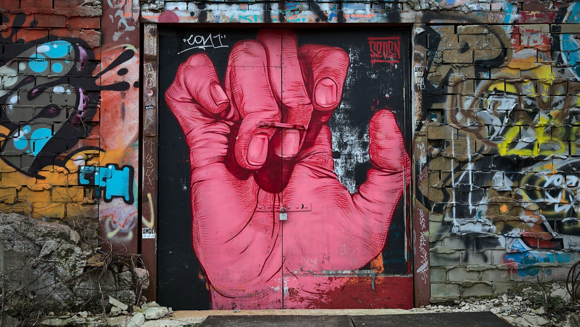 Eine Graffitizeichnung die eine Hand abbildet