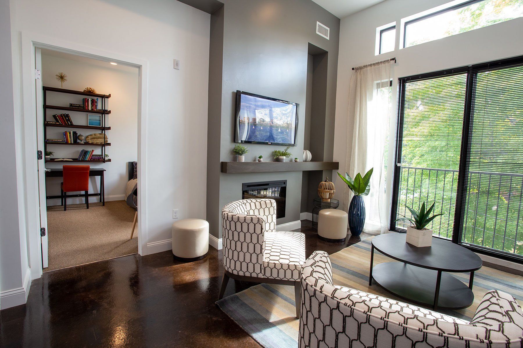 10 Front - Living Room 02