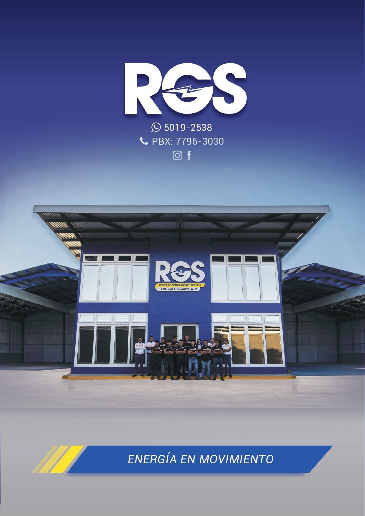 Fachada del edificio RGS con logotipo, exterior azul y blanco y pancarta “Energía en movimiento”.